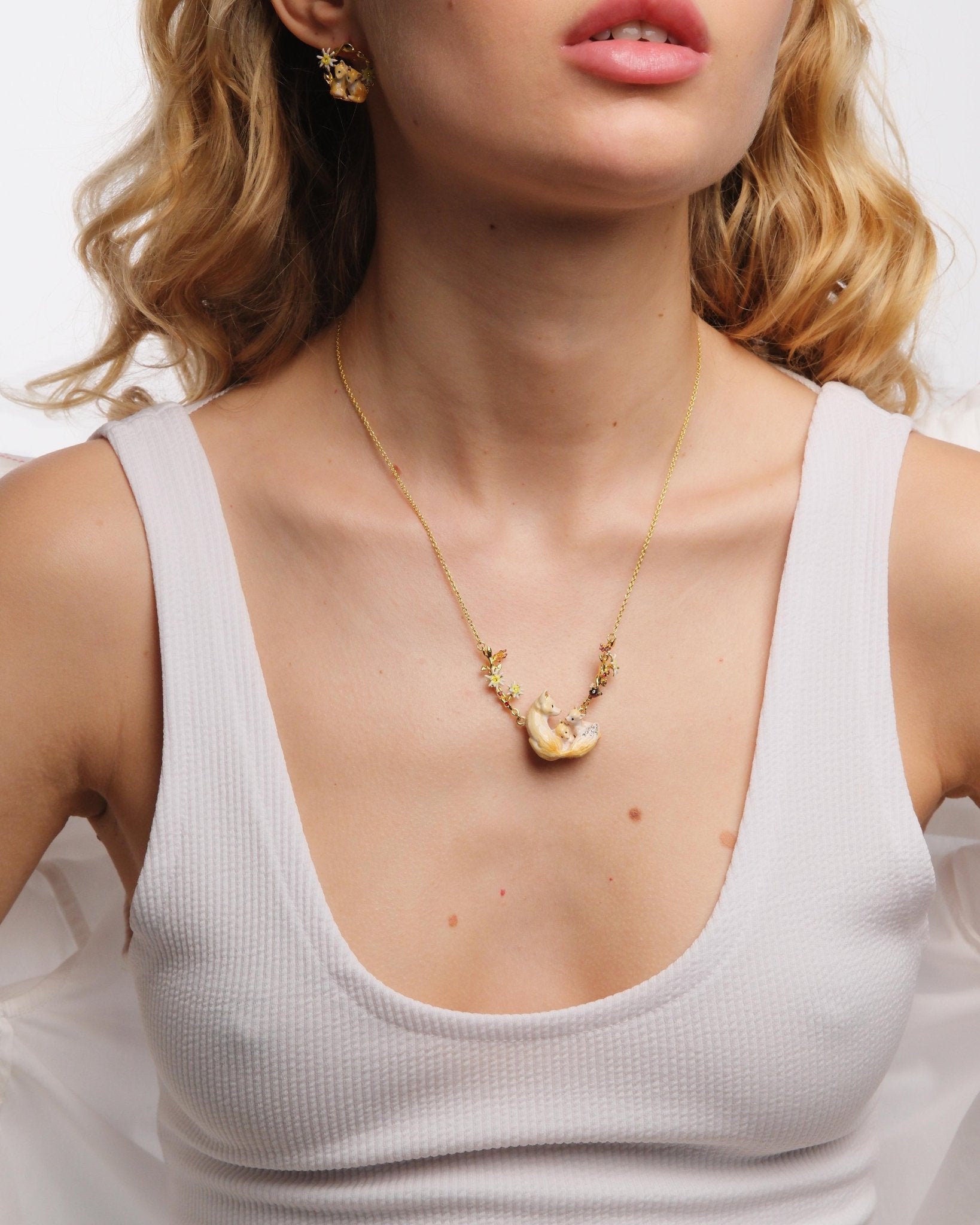 Arctic Foxes, Varied Tit, Edelweiss Flower And Cotoneaster Statement Necklace | AULA3011 - Les Nereides