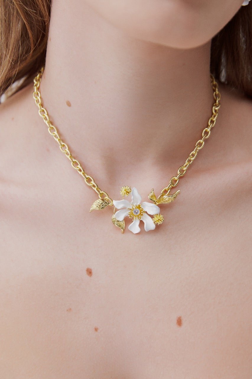 AWNF301/1 Large White Clematis Flower, Japanese Kerria And Laurel Necklace - Les Nereides