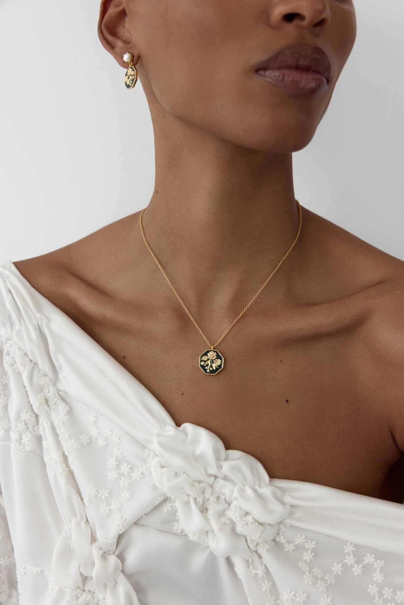 Black And Gold Peony Medallion Pendant Necklace With Cultured Pearls | AYOP3041 - Les Nereides