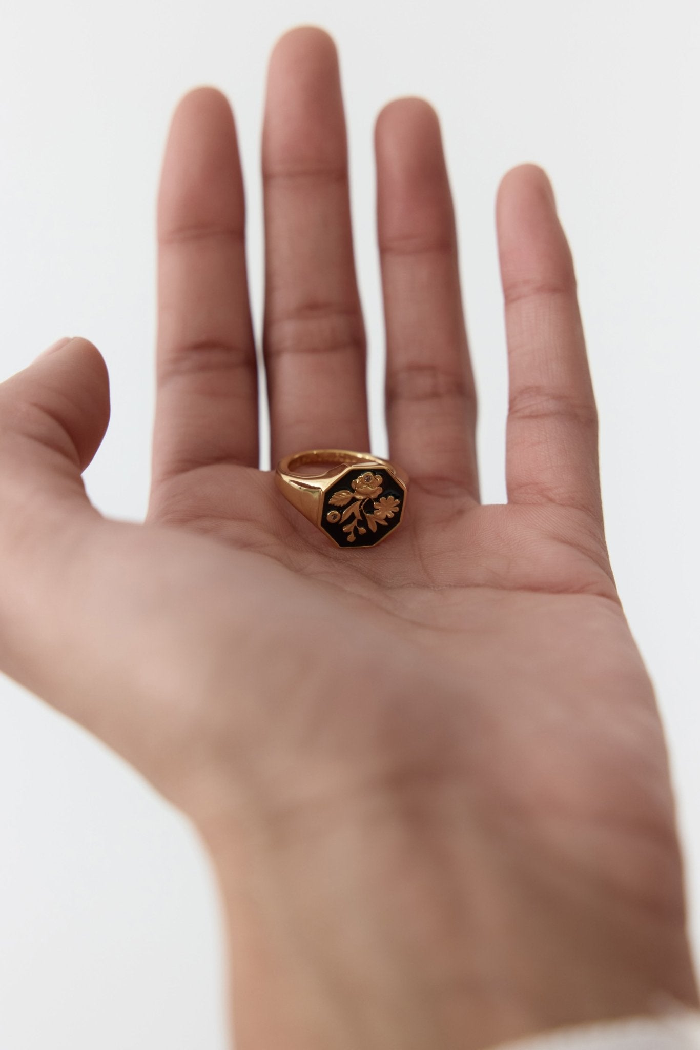 Black And Gold Peony Medallion Signet Ring With Cultured Pearls | AYOP6041 - Les Nereides