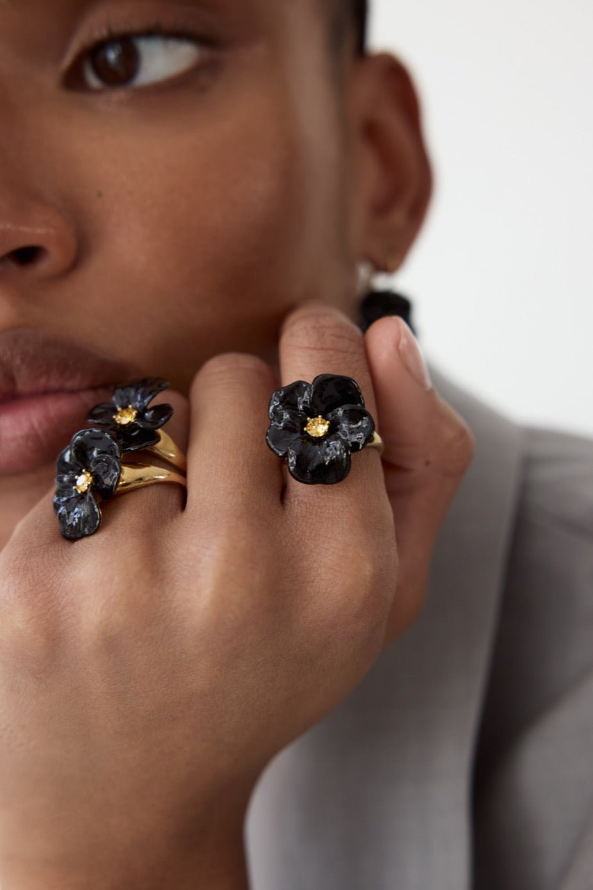 Black Pansy And Faceted Crystal Cocktail Ring | AYMP6031 - Les Nereides Paris