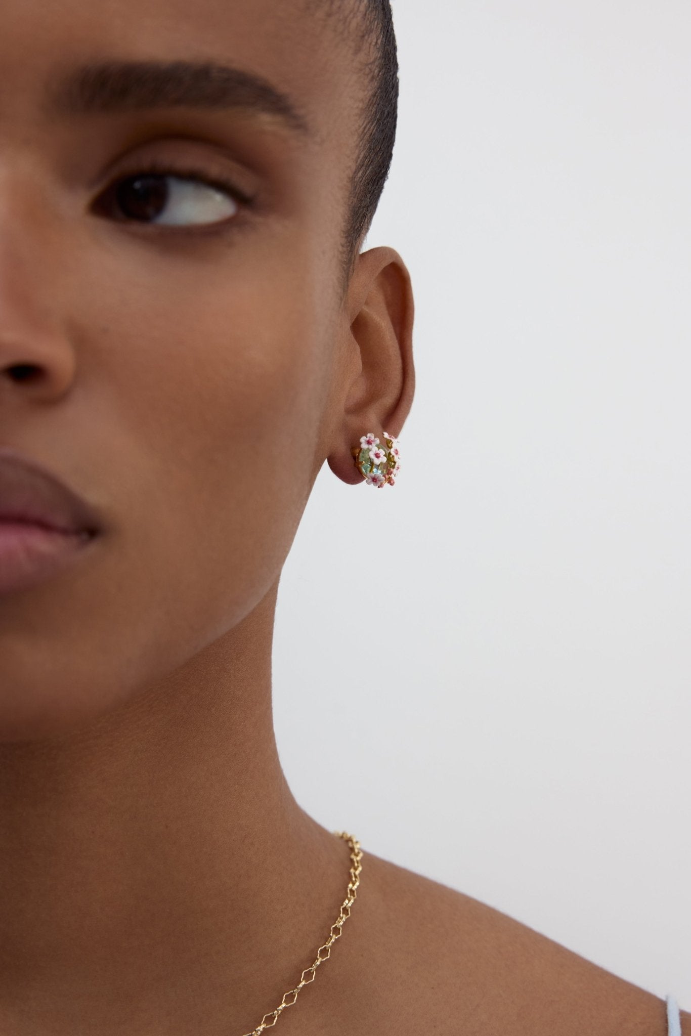 Blue Round Faceted Stone Earrings With White And Pink Hawthorn | AYDF1021 - Les Nereides