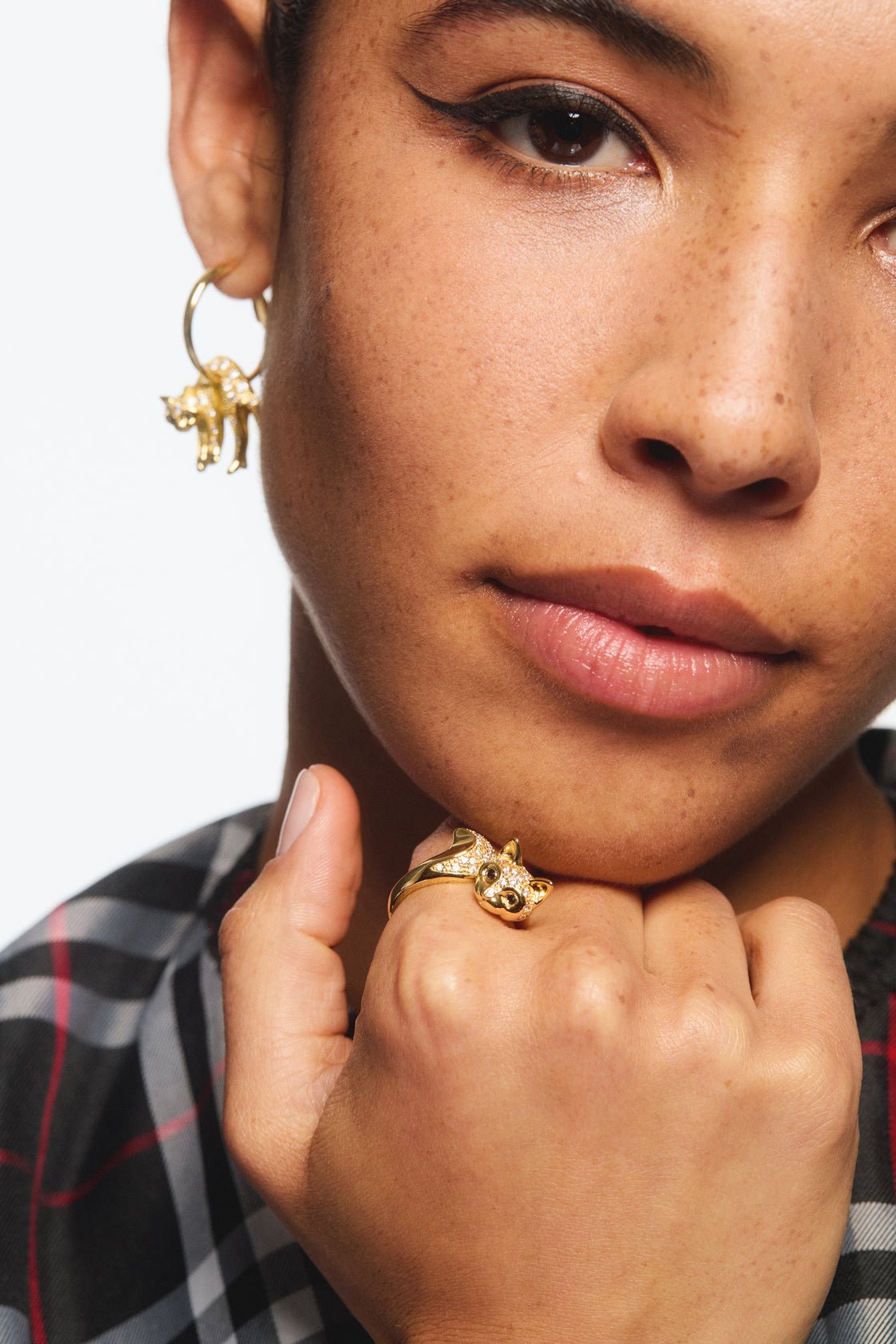 Cat and crystal golden hoop earrings | AVLA1021 - Les Nereides