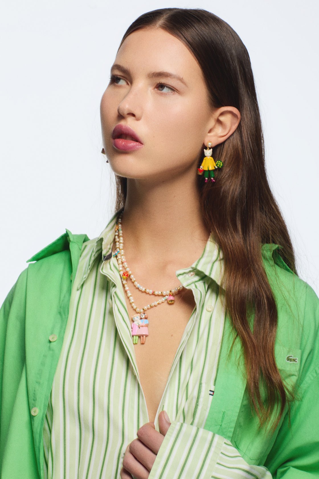 Cat with yellow raincoat dangle earrings | AVHP1041 - Les Nereides