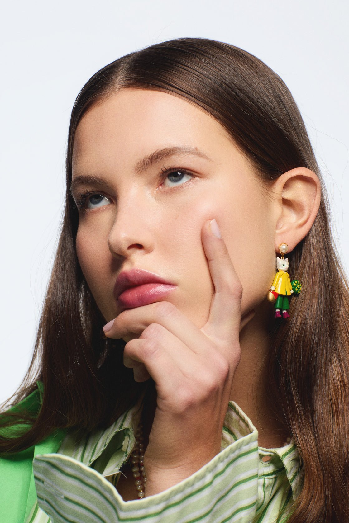 Cat with yellow raincoat dangle earrings | AVHP1041 - Les Nereides