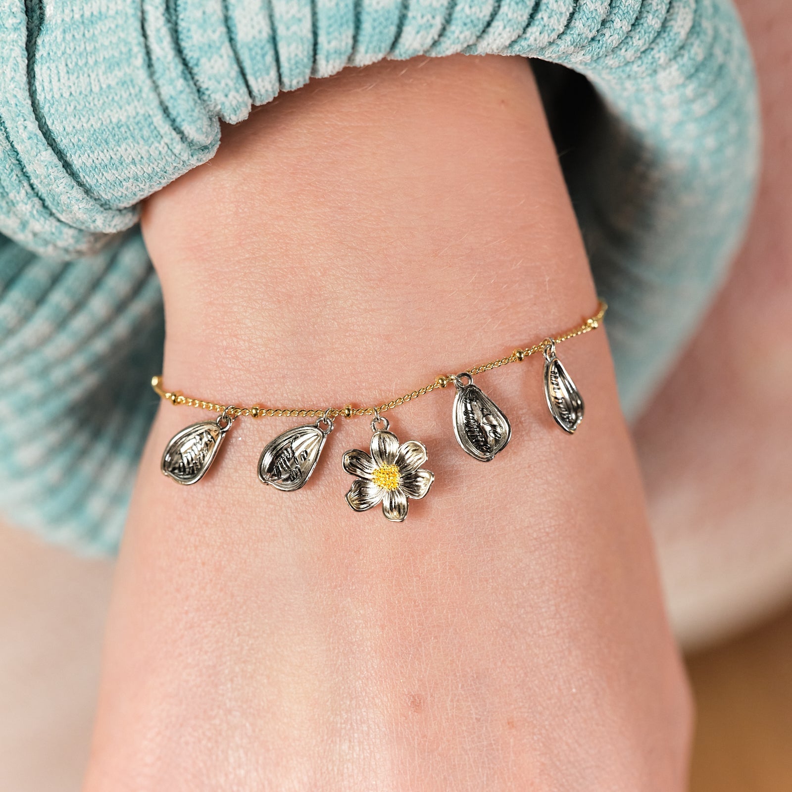 Daisy And Engraved Petal Fine Bracelet | ASAM2021 - Les Nereides