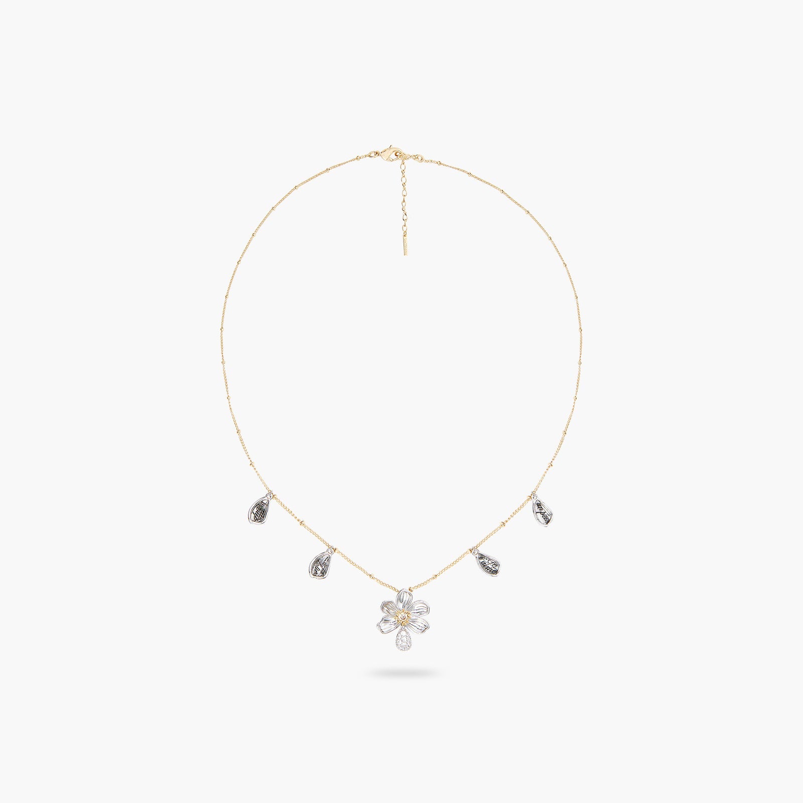 Daisy And Engraved Petal Pendant Necklace | ASAM3021 - Les Nereides