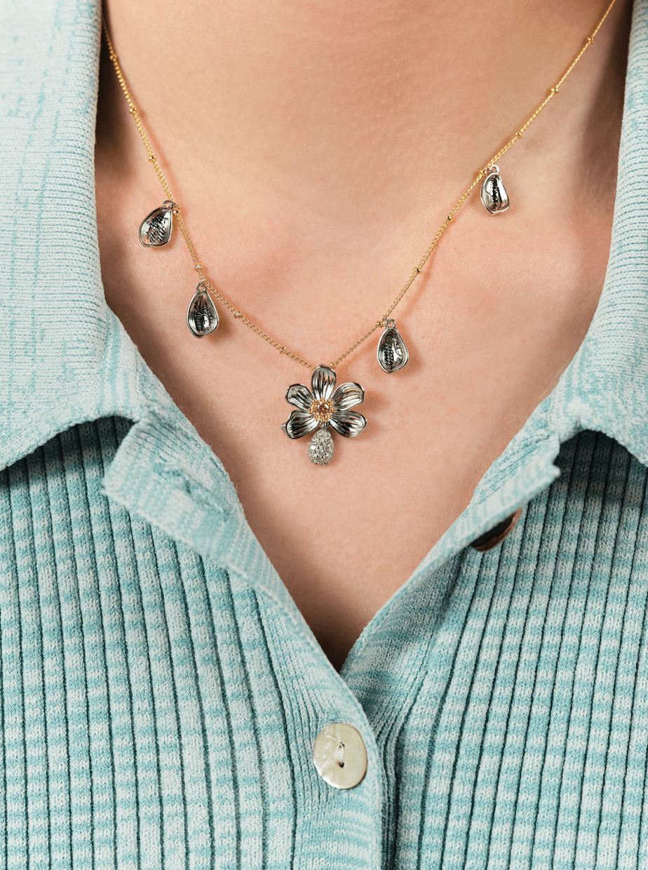 Daisy And Engraved Petal Pendant Necklace | ASAM3021 - Les Nereides