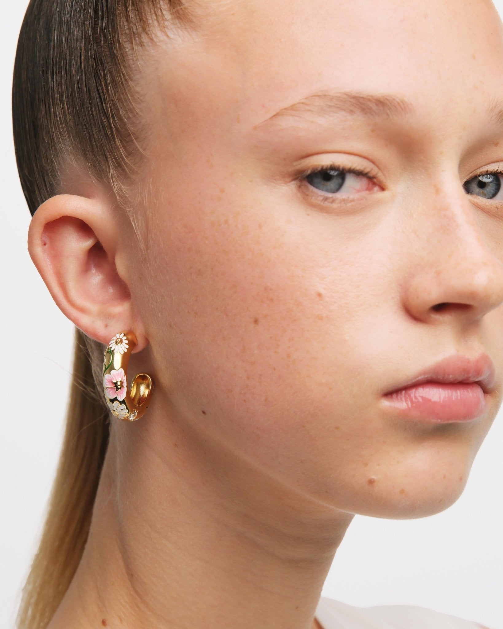 Daisy And Pansy Flower Hoop Earrings | AUPS1041 - Les Nereides