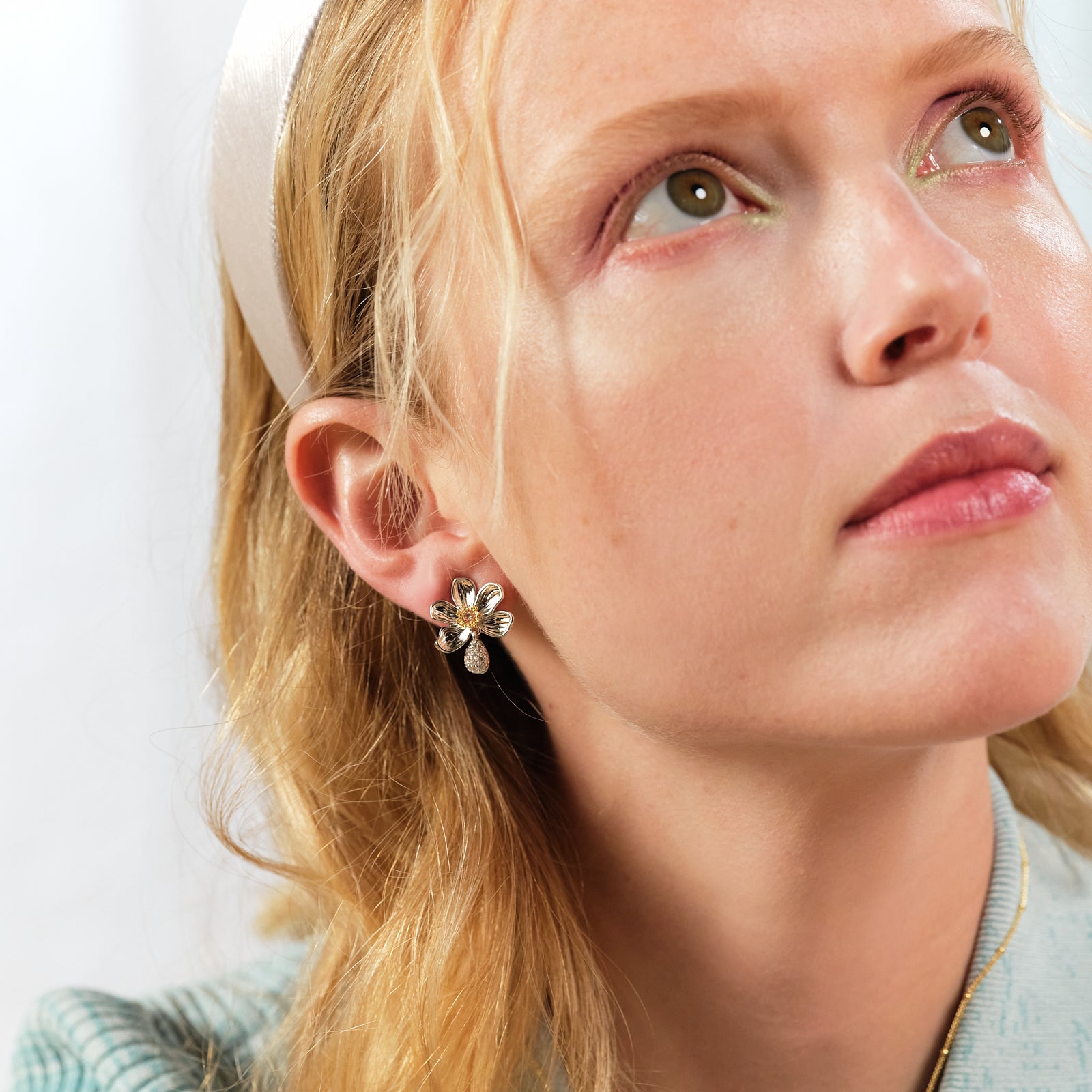 Daisy And White Crystal Studded Petal Earrings | ASAM1031 - Les Nereides