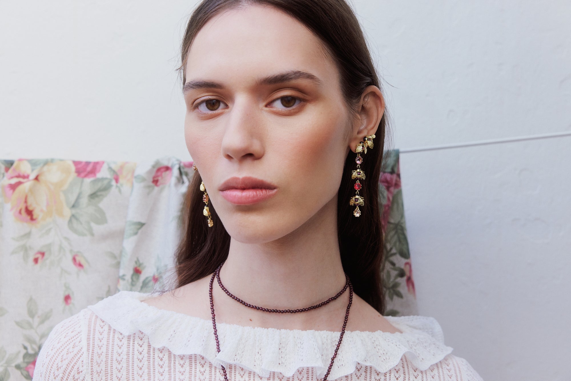 Dangle Earrings With Gold Bees And Pink Round Stones | AXAM1041 - Les Nereides