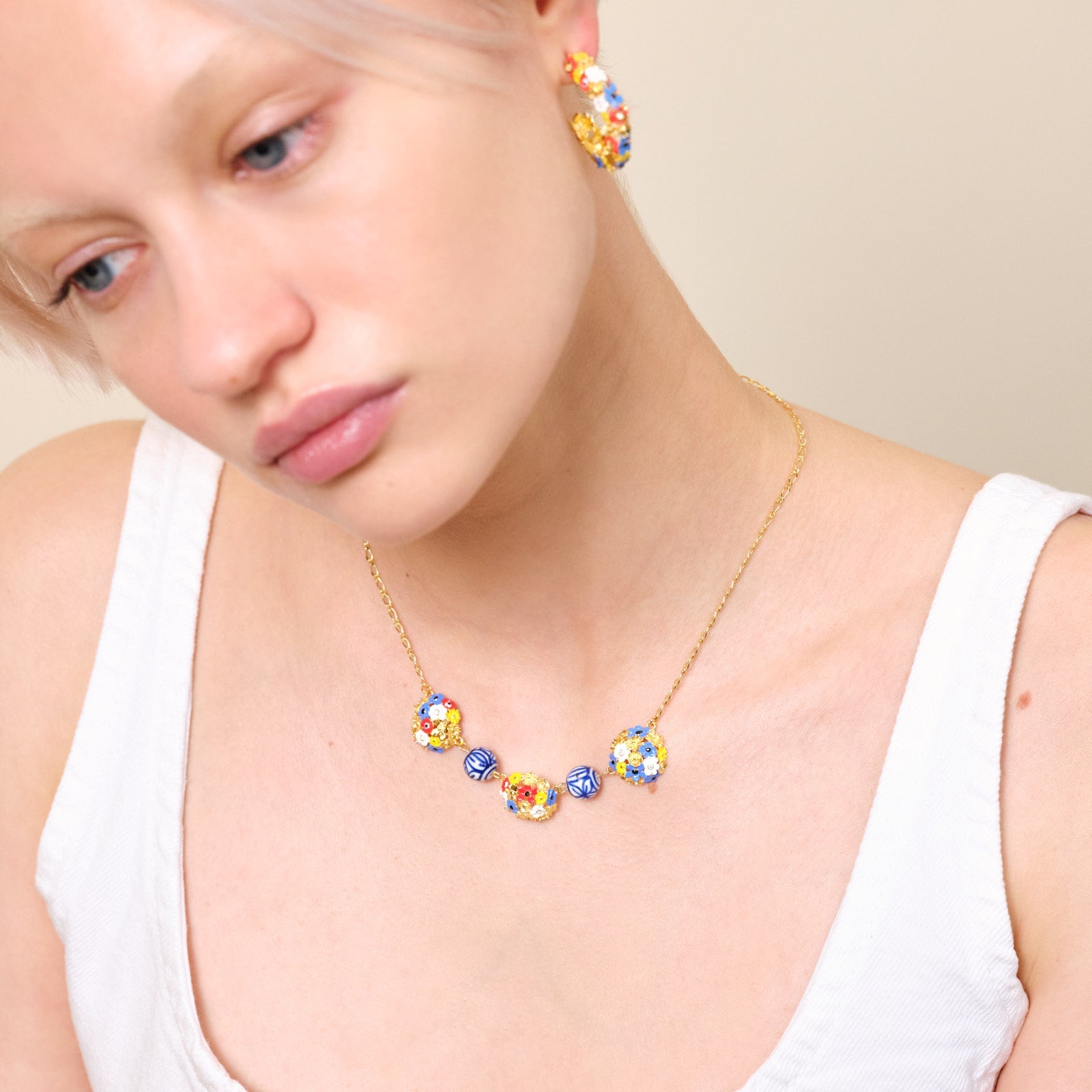 Flower Bouquet And Ceramic Bead Statement Necklace | ATPO3071 - Les Nereides