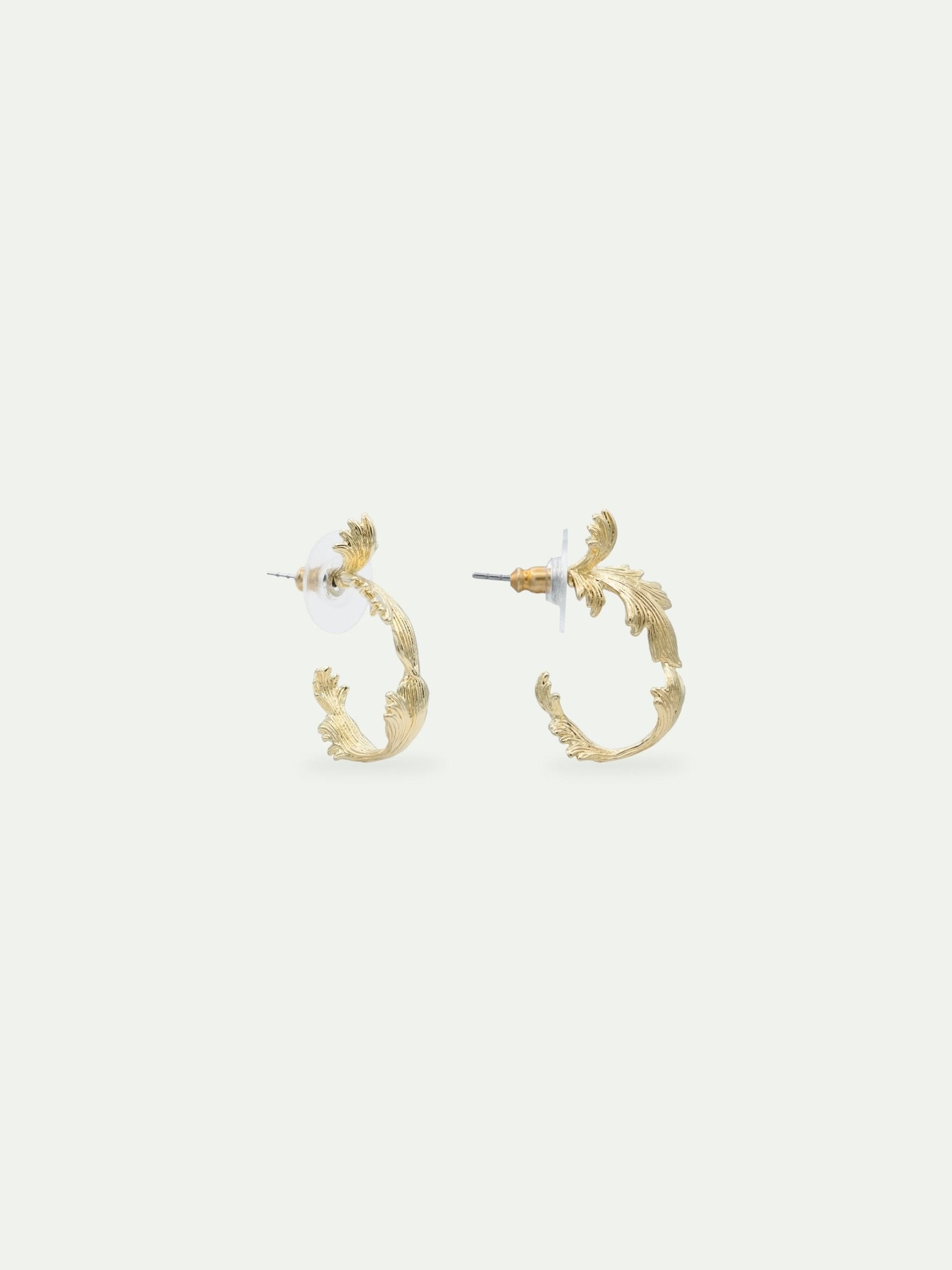 Gold - plated acanthus leaf hoop earrings | AVVE1041 - Les Nereides