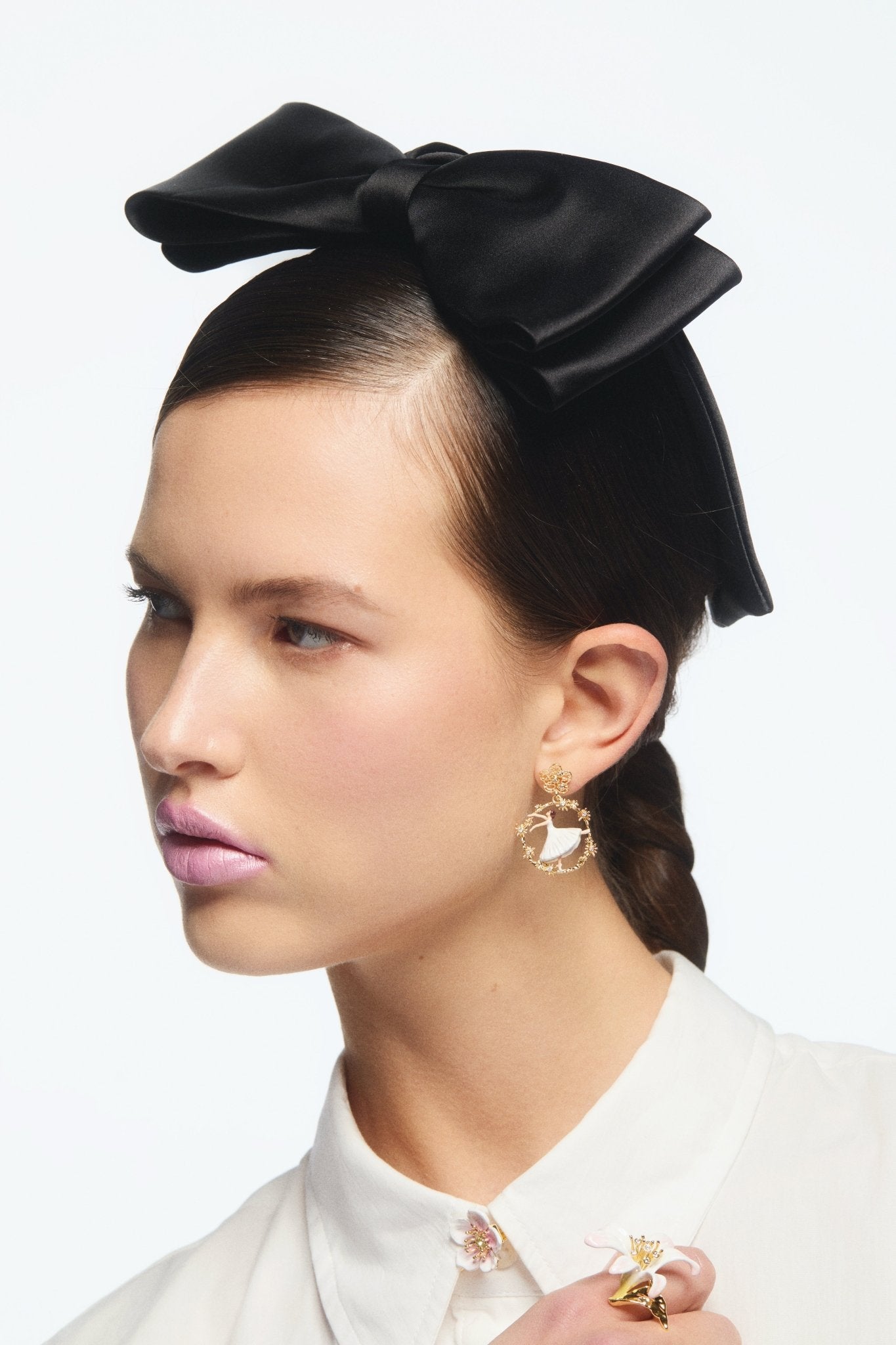 Golden dancing Ballerina filigree hoop earrings | AVOP1041 - Les Nereides