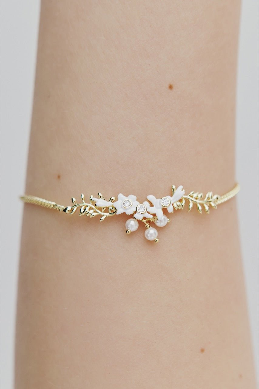 Golden Laurel Leaf, White Wisteria And Cultured Pearl Bracelet | AWNF2021 - Les Nereides