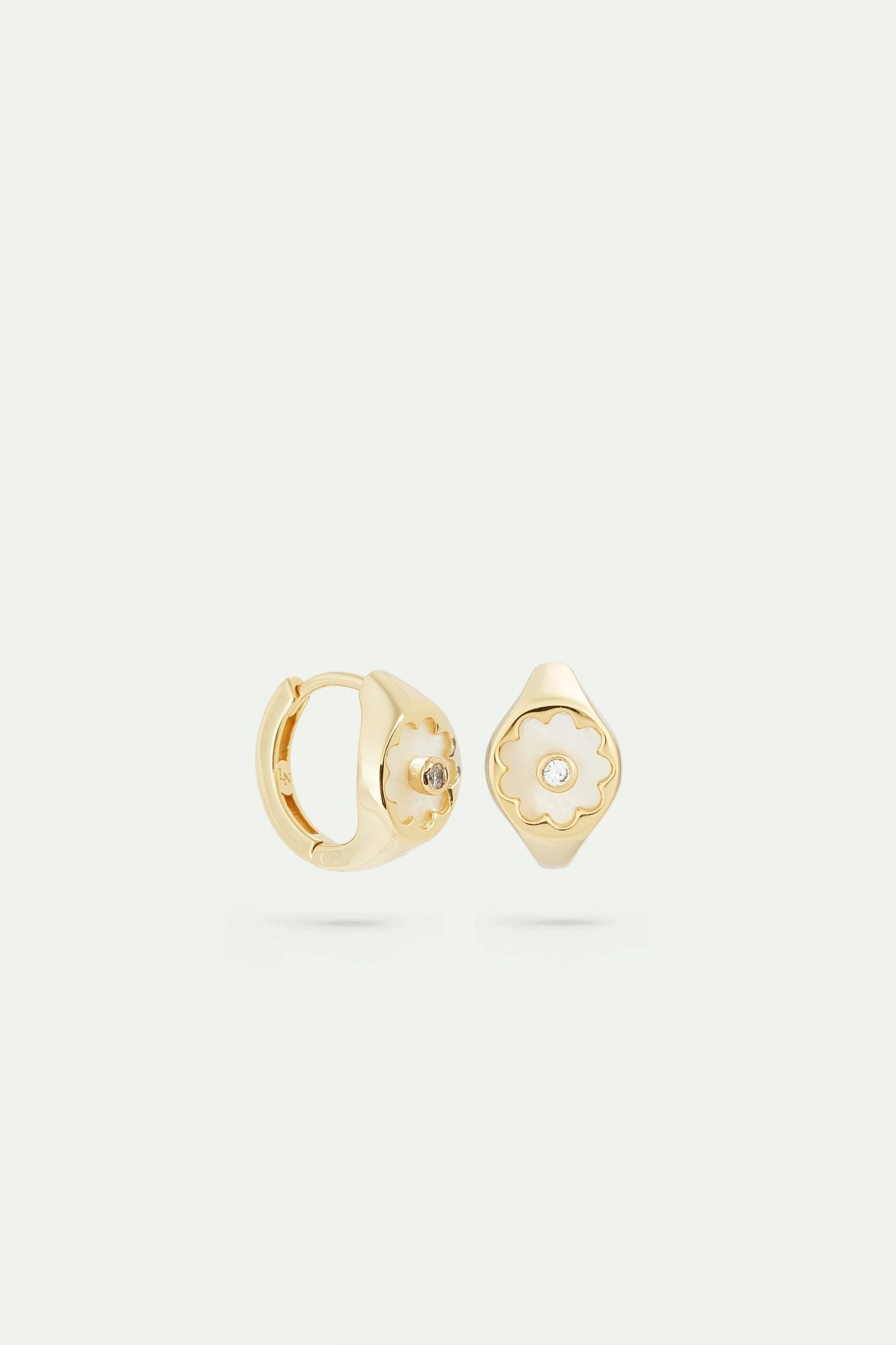 Golden post earrings with mother of pearl white flower | AVSE1151 - Les Nereides