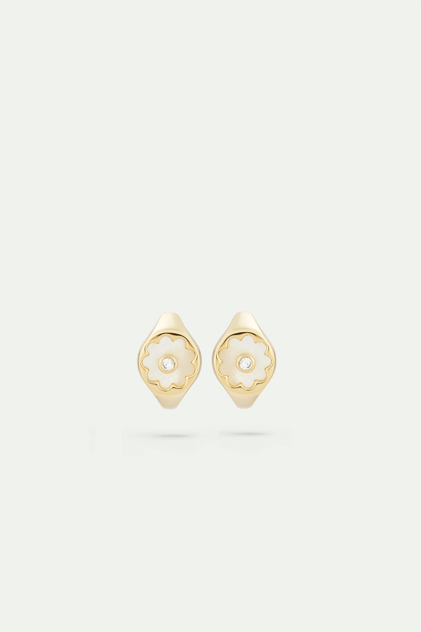 Golden post earrings with mother of pearl white flower | AVSE1151 - Les Nereides