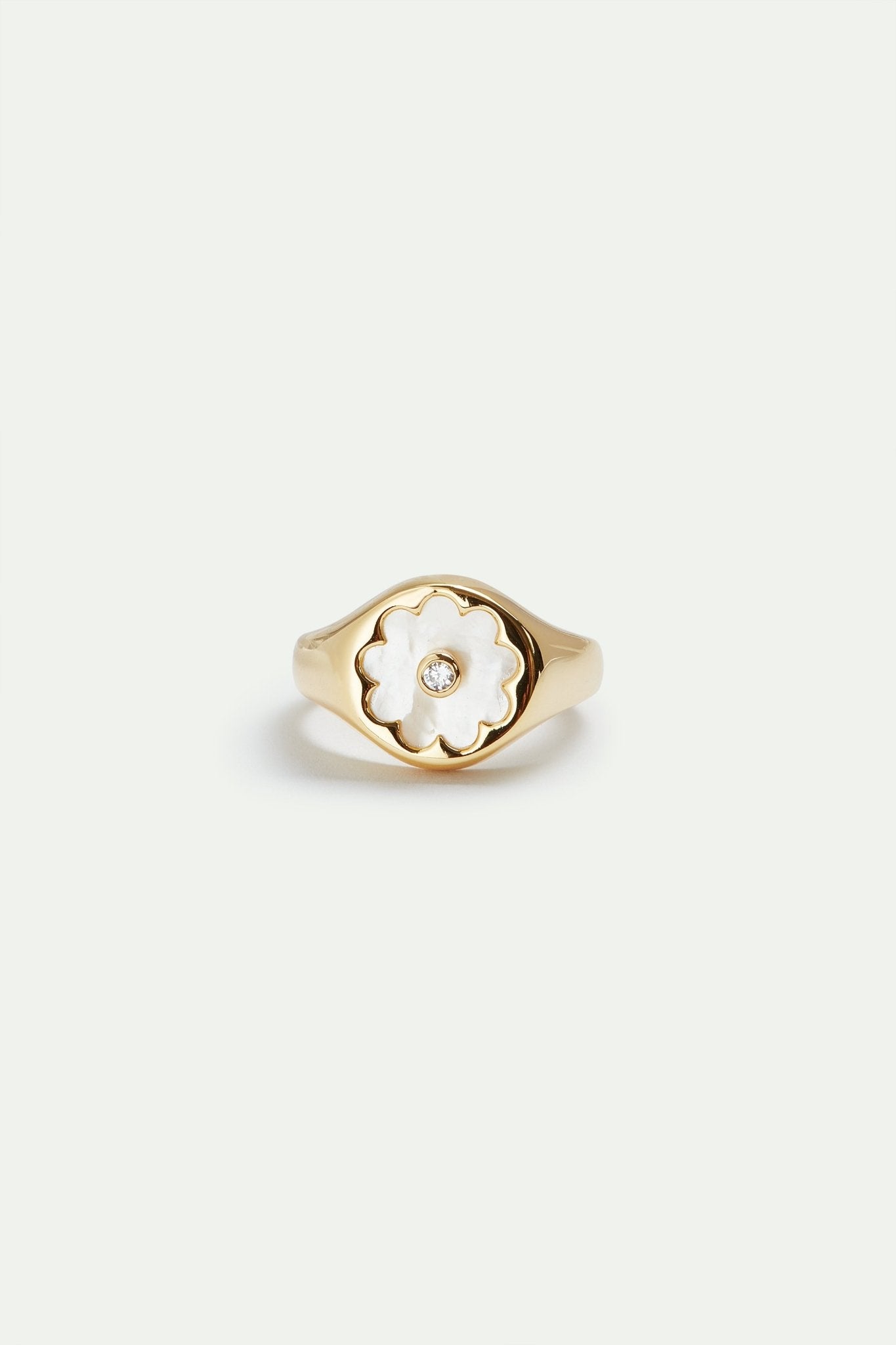 Golden ring with mother of pearl white flower | AVSE6081 - Les Nereides