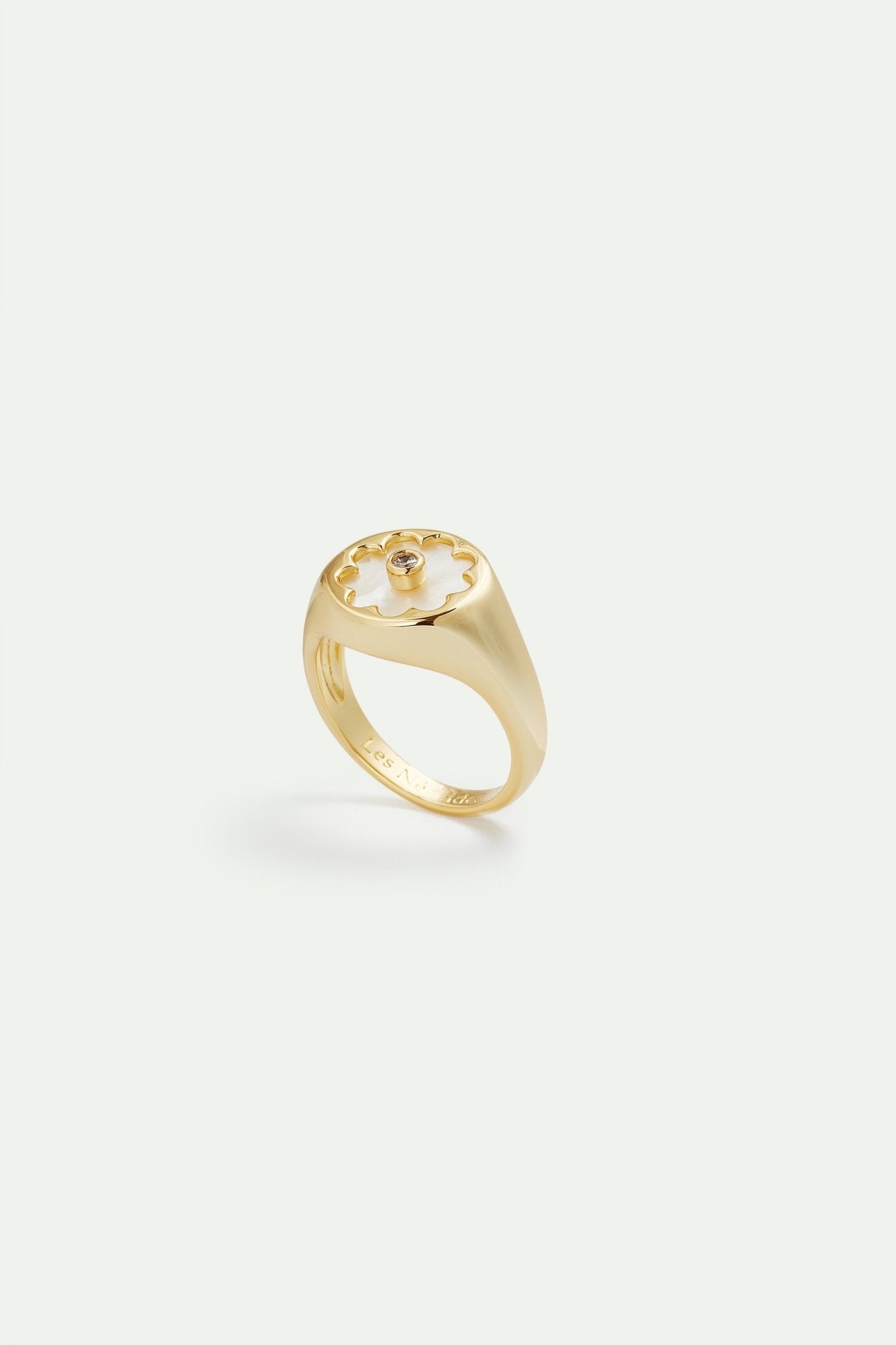 Golden ring with mother of pearl white flower | AVSE6081 - Les Nereides