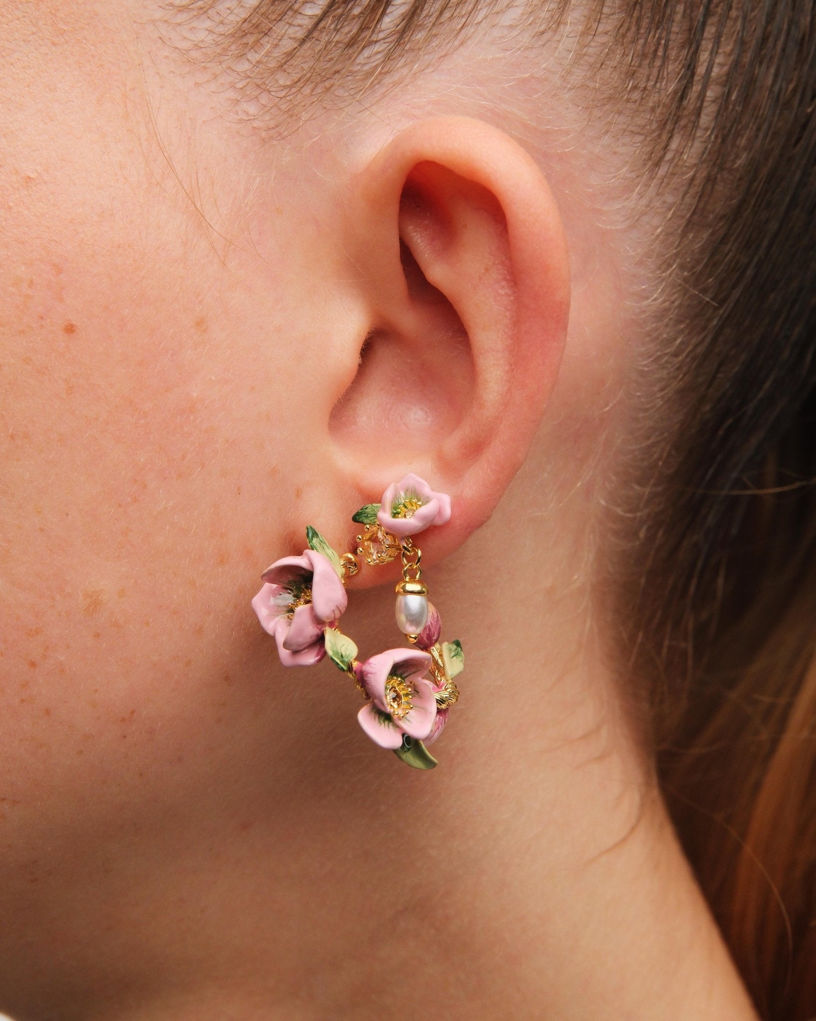 Hellebore Christmas Rose & Crystal Pearl Earrings | AUVH1051 - Les Nereides