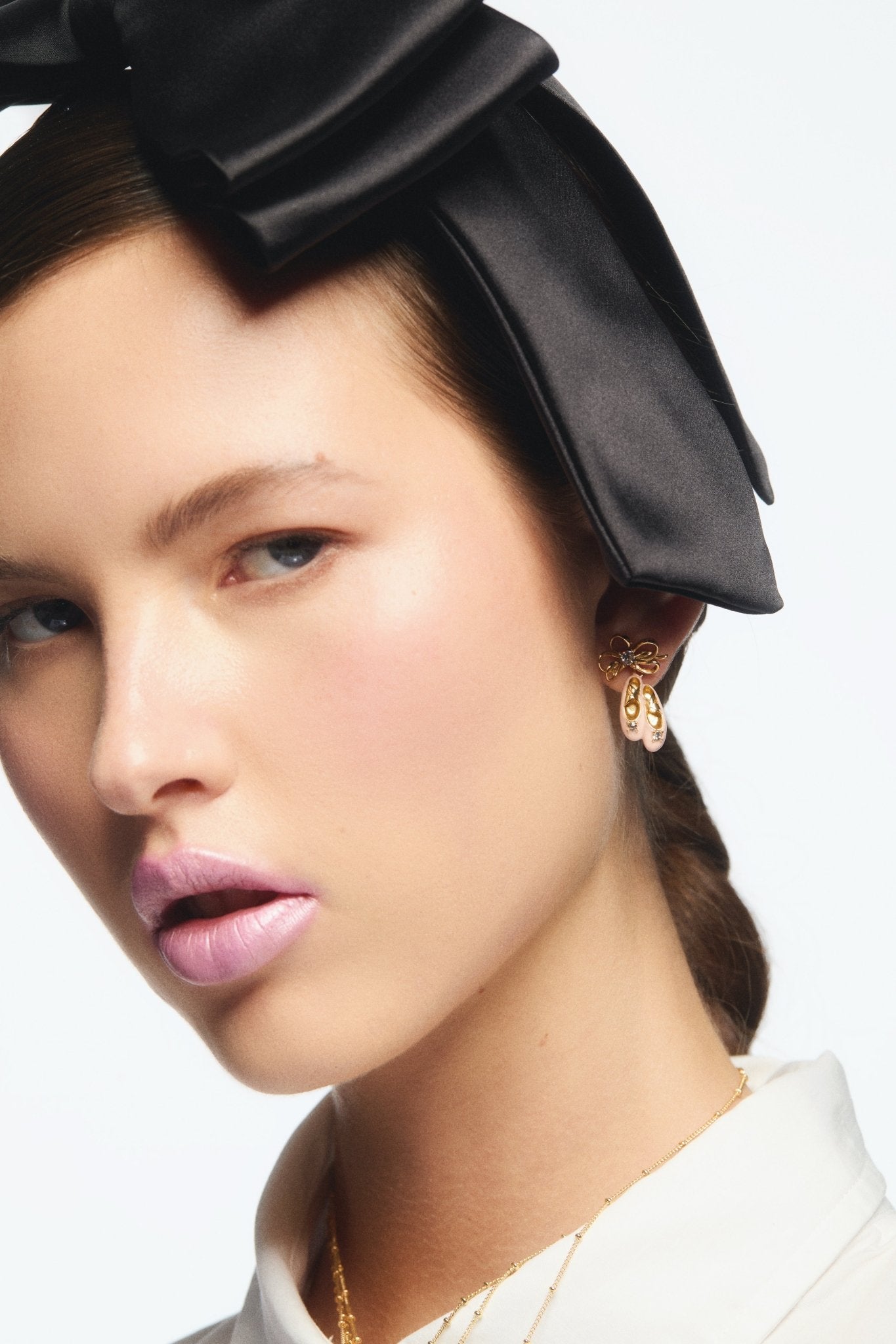 Pink ballet slippers and gold bow earrings|AVOP1061 - Les Nereides