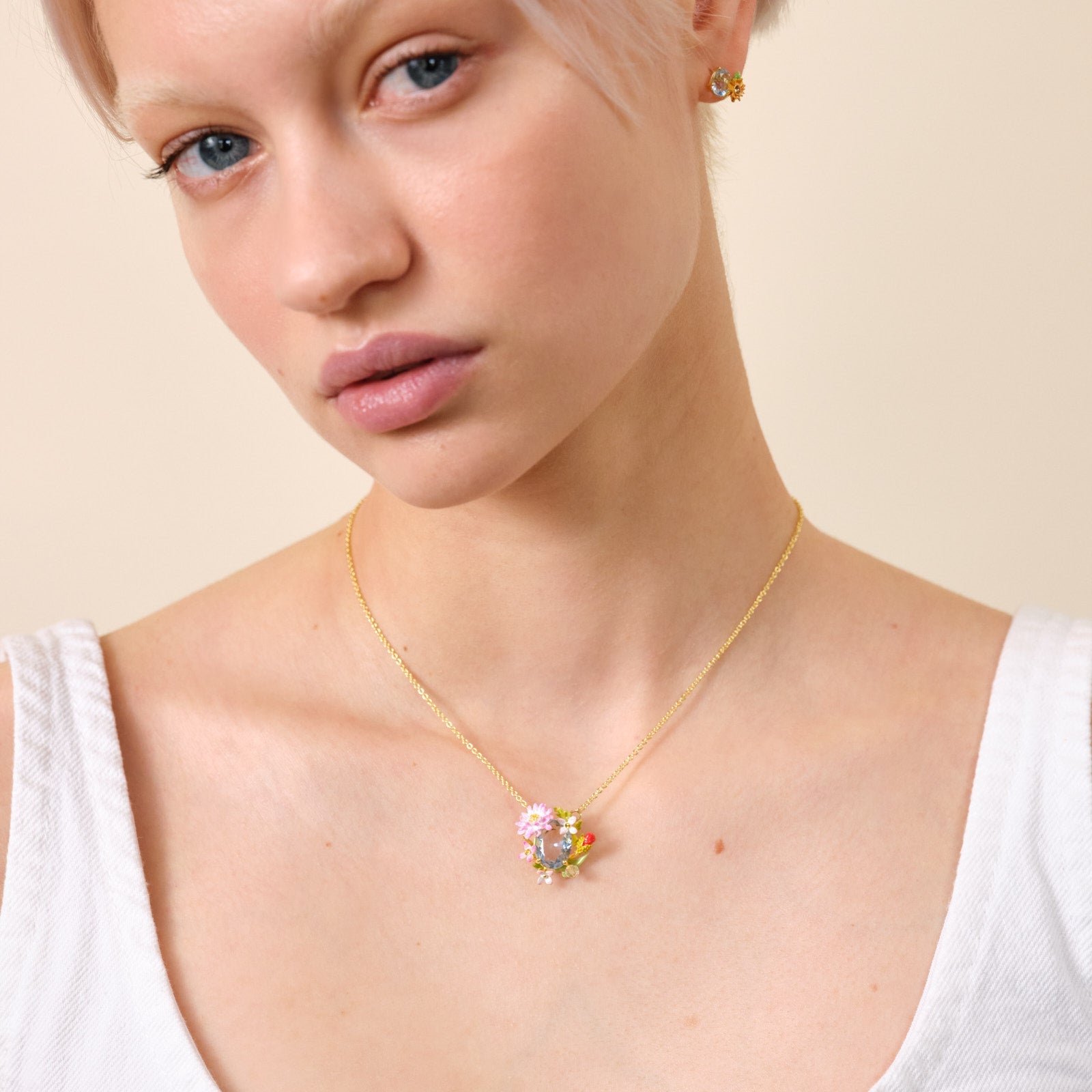 Poppy, Daisy And Blue Cut Crystal Stone Pendant Necklace | ATPO3021 - Les Nereides