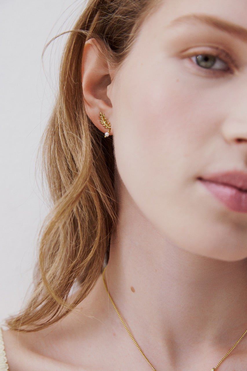 Post Earrings With Golden Laurel, White Wisteria And Cultured Pearl | AWNF1051 - Les Nereides