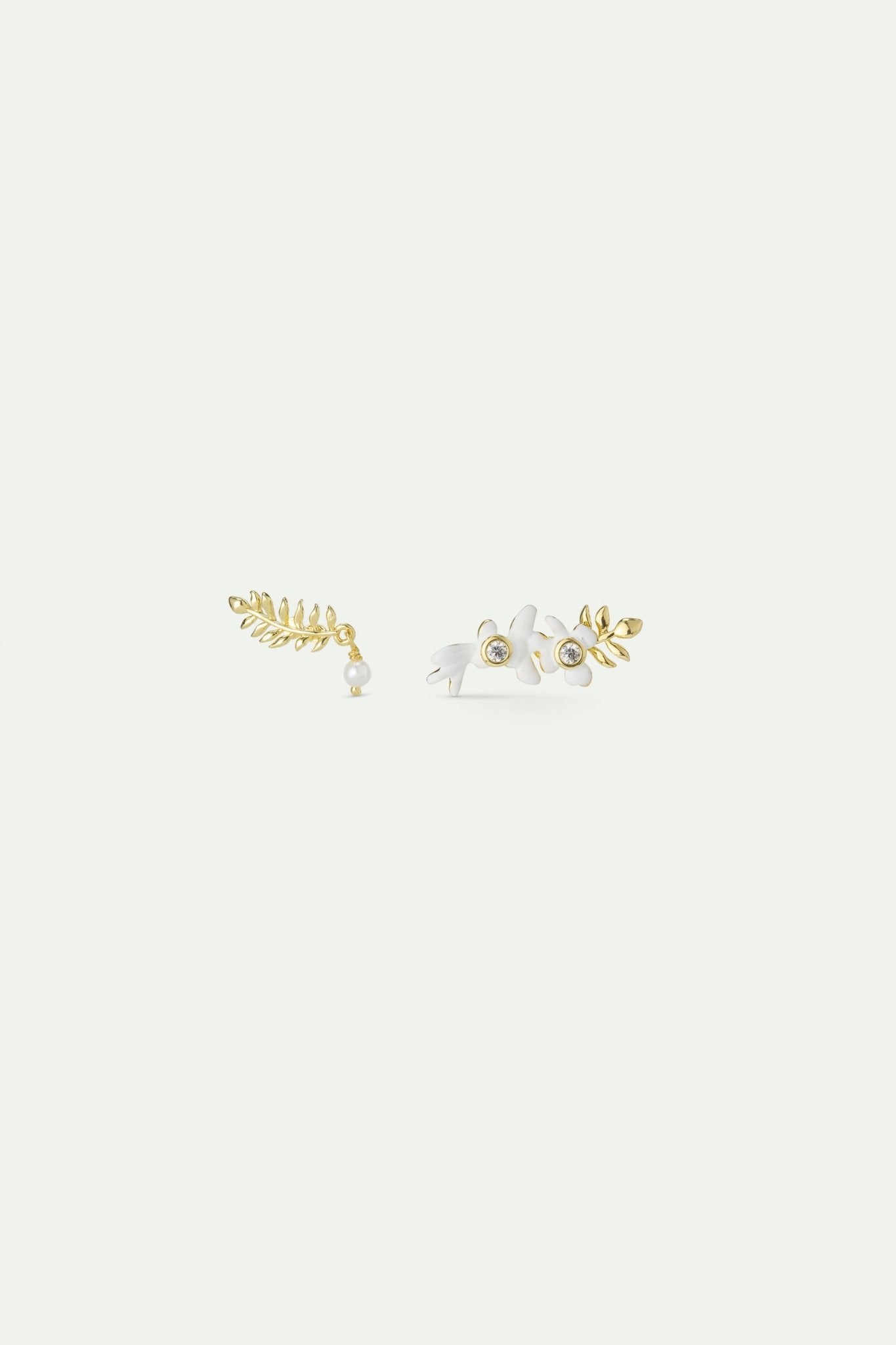 Post Earrings With Golden Laurel, White Wisteria And Cultured Pearl | AWNF1051 - Les Nereides