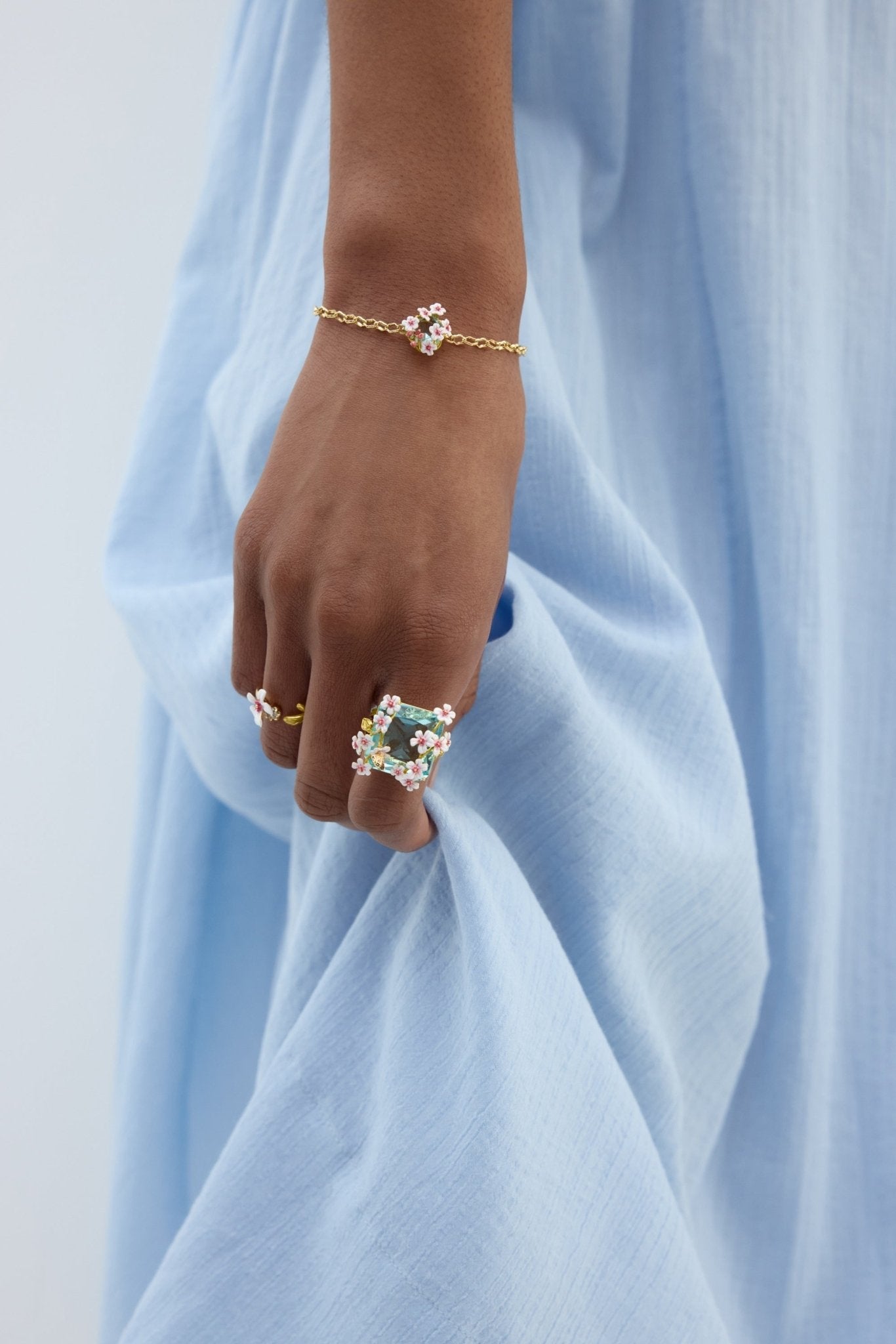 Round Blue Stone Bracelet With White And Pink Hawthorn | AYDF2011 - Les Nereides