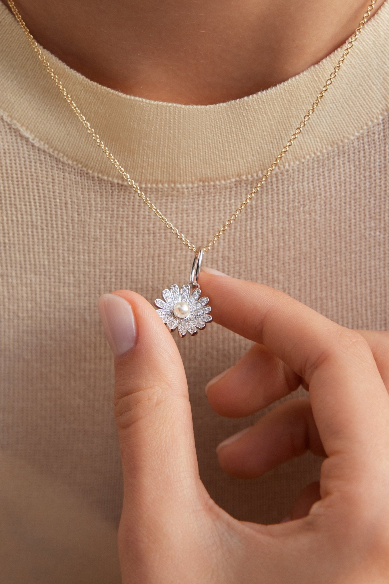 Silver Daisy Pendant, Innocence And Transformation | AXPE4101 - Les Nereides