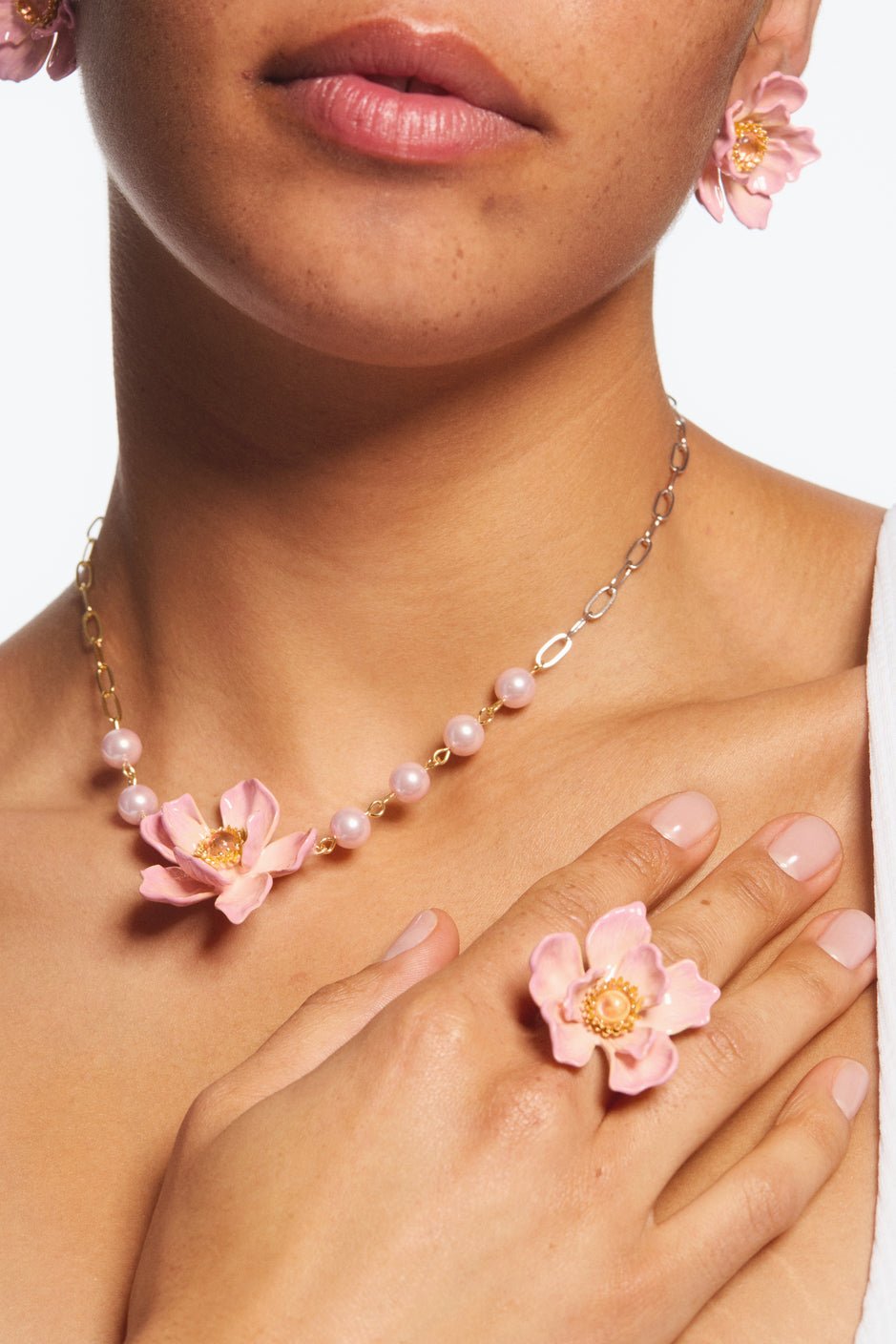 Two - tone chain, large pink magnolia flower and artificial pearl necklace | AVFA3011 - Les Nereides