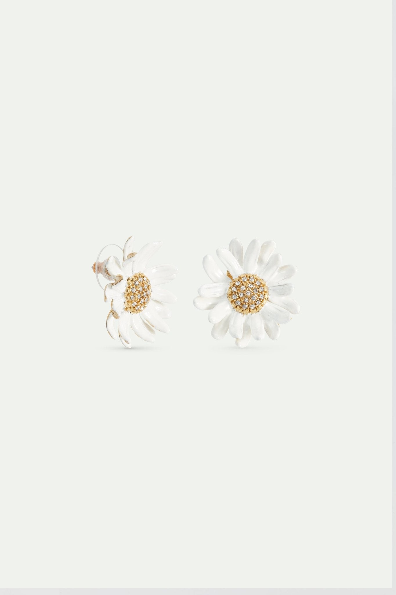 White and gold daisy earrings with a pavé heart | AVFR1011 - Les Nereides