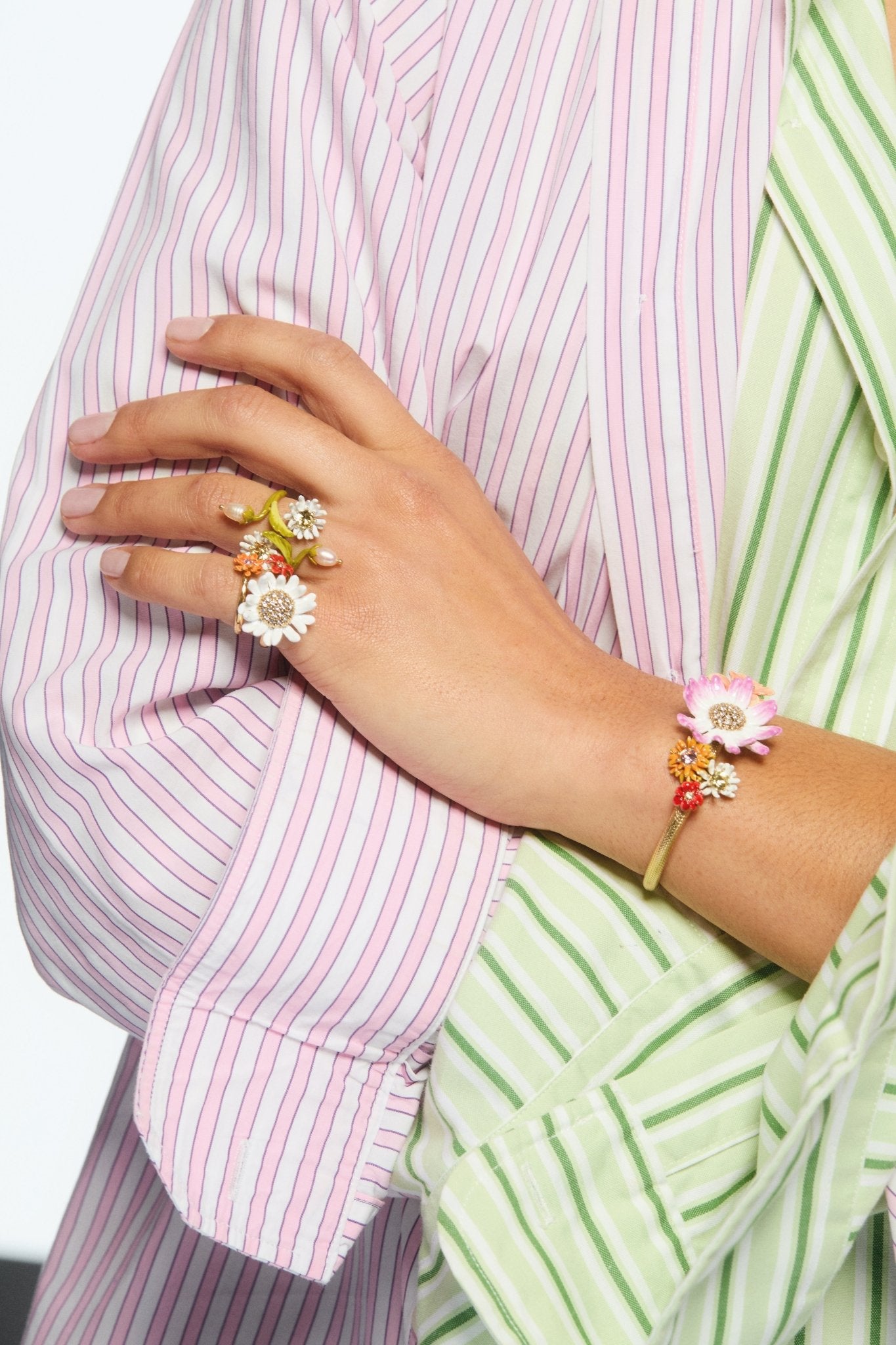White and gold daisy ring with a pavé heart | AVFR6011 - Les Nereides