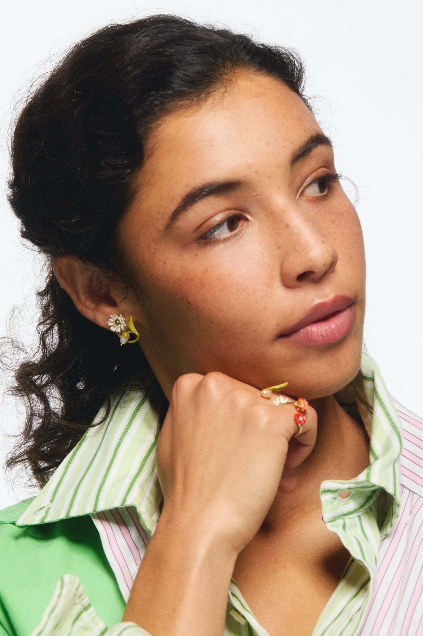 White and green daisy hoops, with a mother of pearl bead | AVFR1051 - Les Nereides