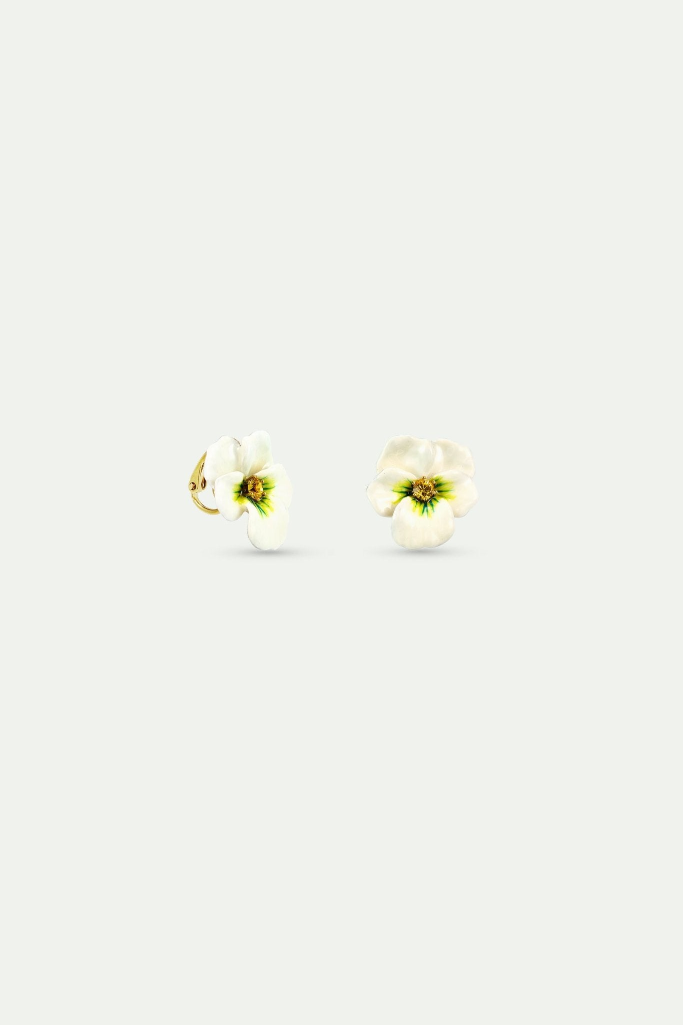 White Pansy And Cut Crystal Earrings | AXMP1031 - Les Nereides