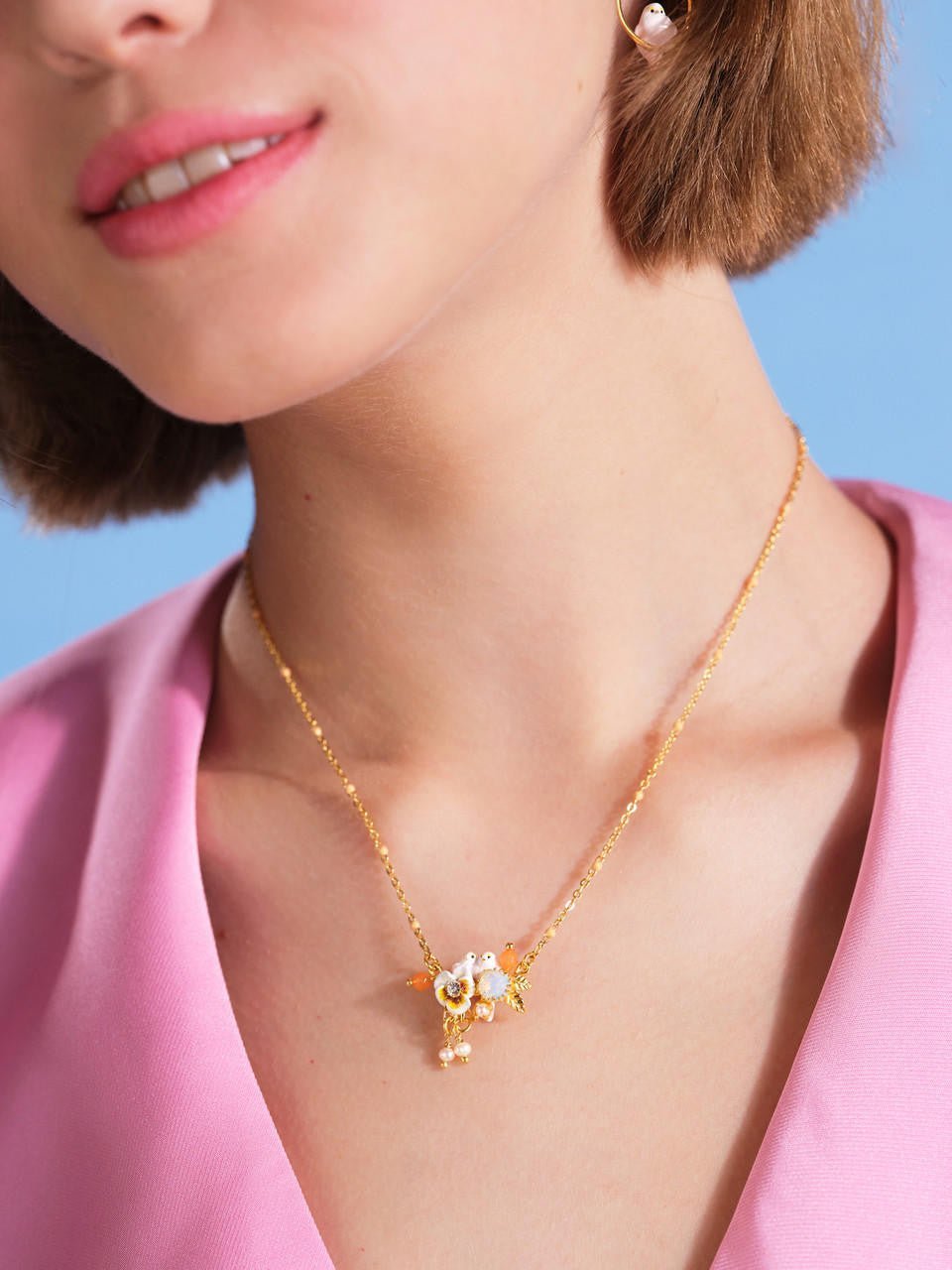 Couple of long - tailed titmice and white pansy statement necklace | AQLA3041 - Les Nereides