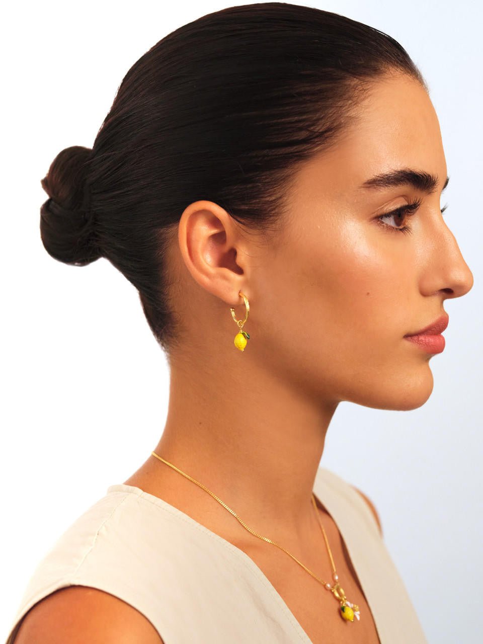 Lemon And Lemon White Blossom Hoop Earrings | APMI1051 - Les Nereides
