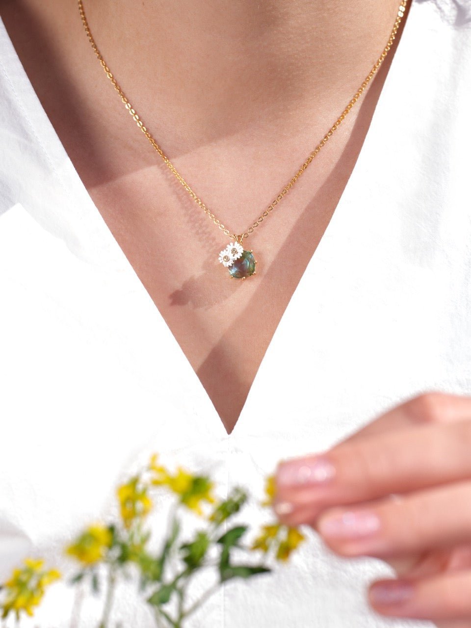 Parterre de marguerites pendant necklace | Asim301/1 - Les Nereides