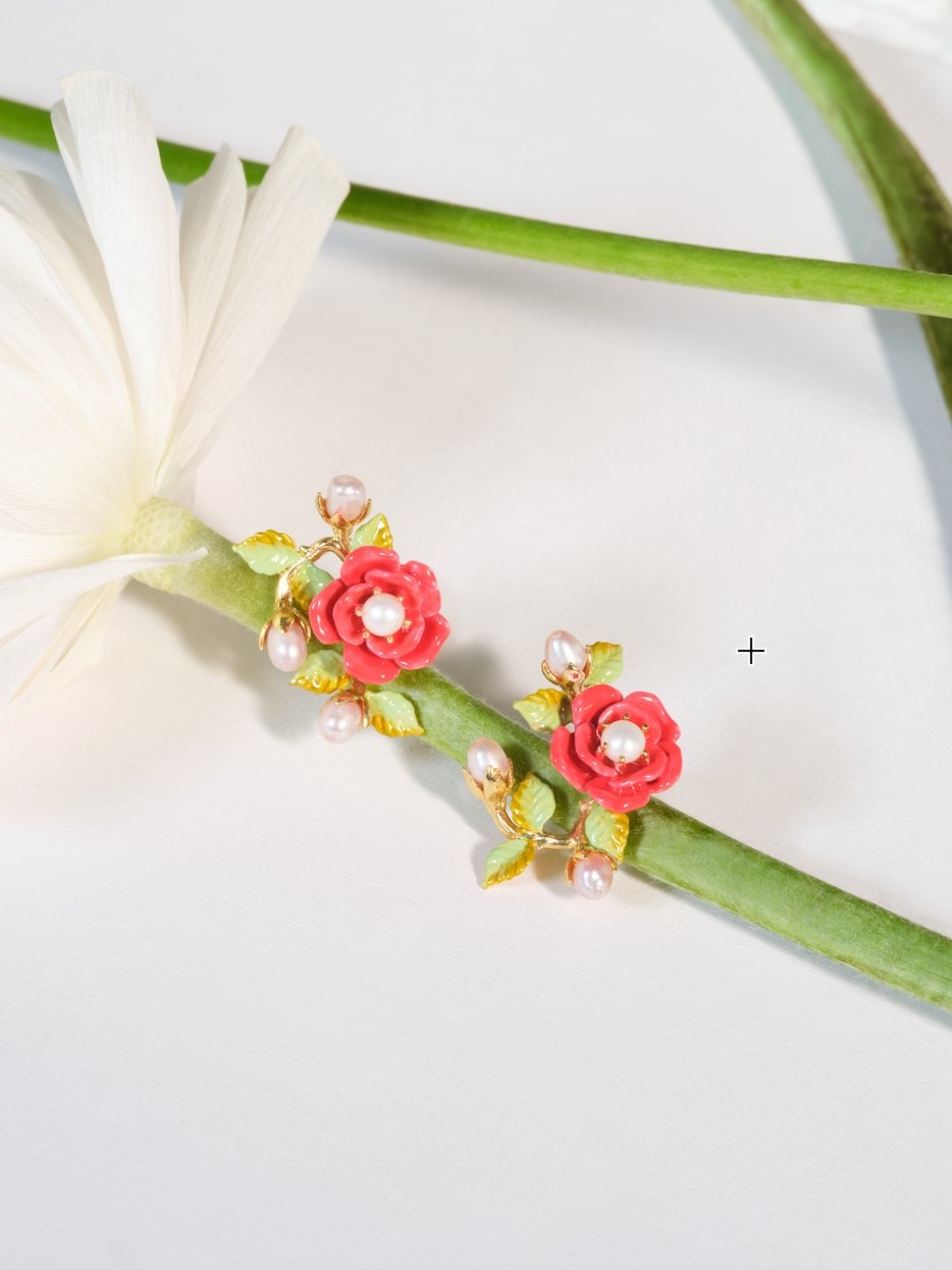 Rose branch and cultured pearl earrings | ASAR1081 - Les Nereides