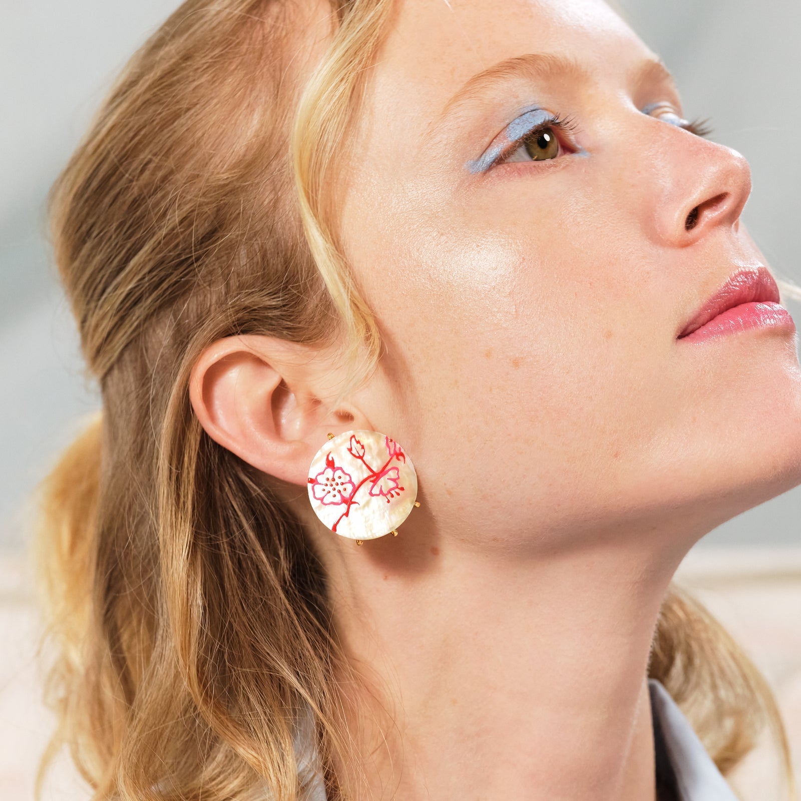 Rosebush red stamp on mother of pearl earrings | ASEN1111 - Les Nereides