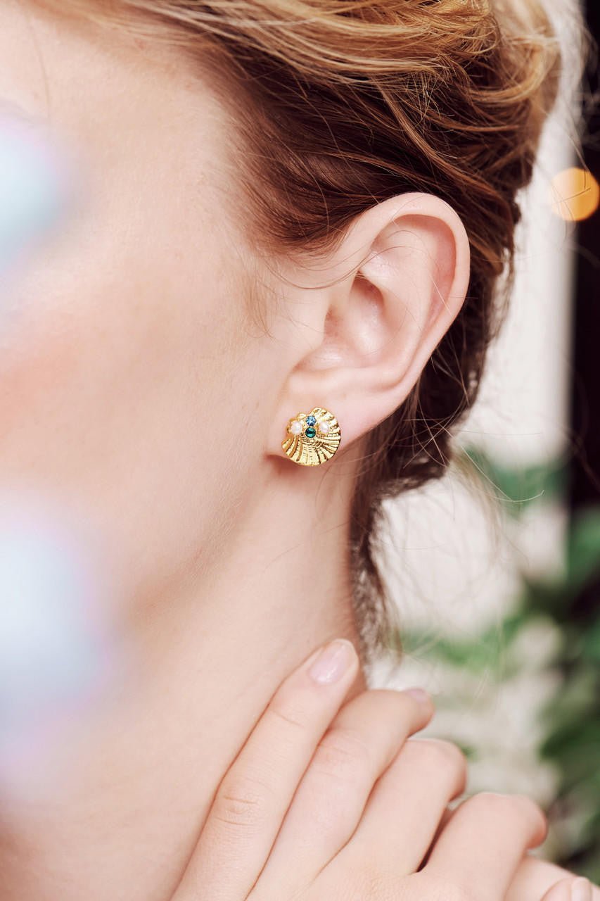 Seashell And Scarlet Crab Asymmetrical Post Earrings | AOGL1041 - Les Nereides