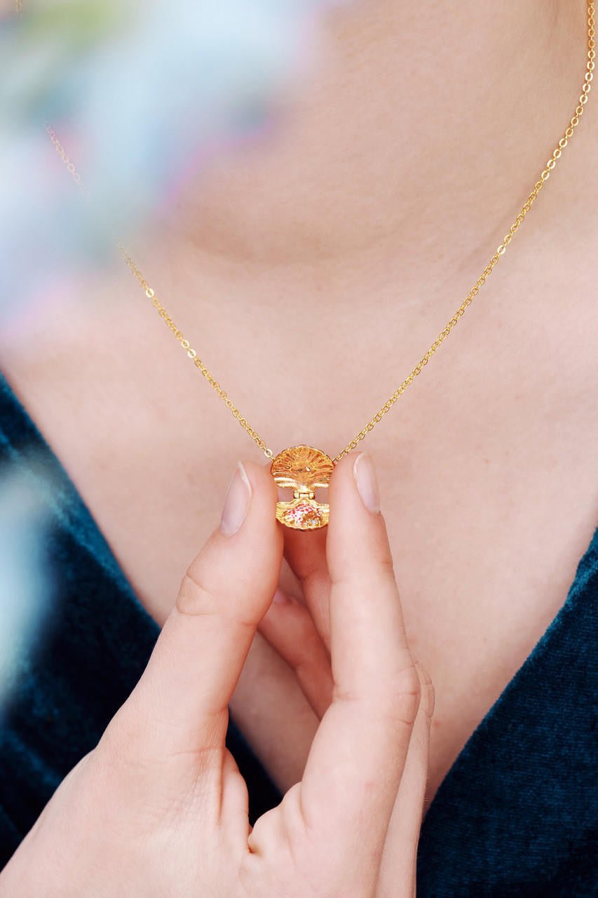 Seashell And Scarlet Crab Pendant Medallion Necklace | AOGL3041 - Les Nereides
