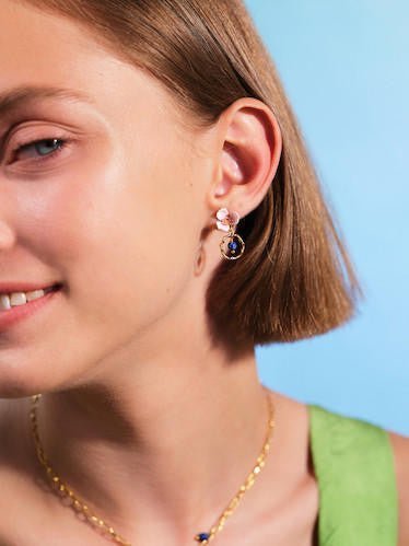 White Flower And Lapis Lazuli Hoop Earrings | AQJF1081 - Les Nereides