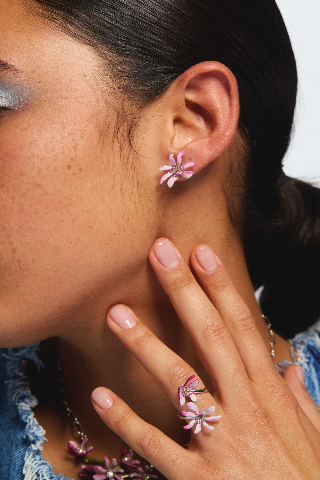 Adjustable silver ring with pink magnolia flowers and crystals | AVFA6021 - Les Nereides