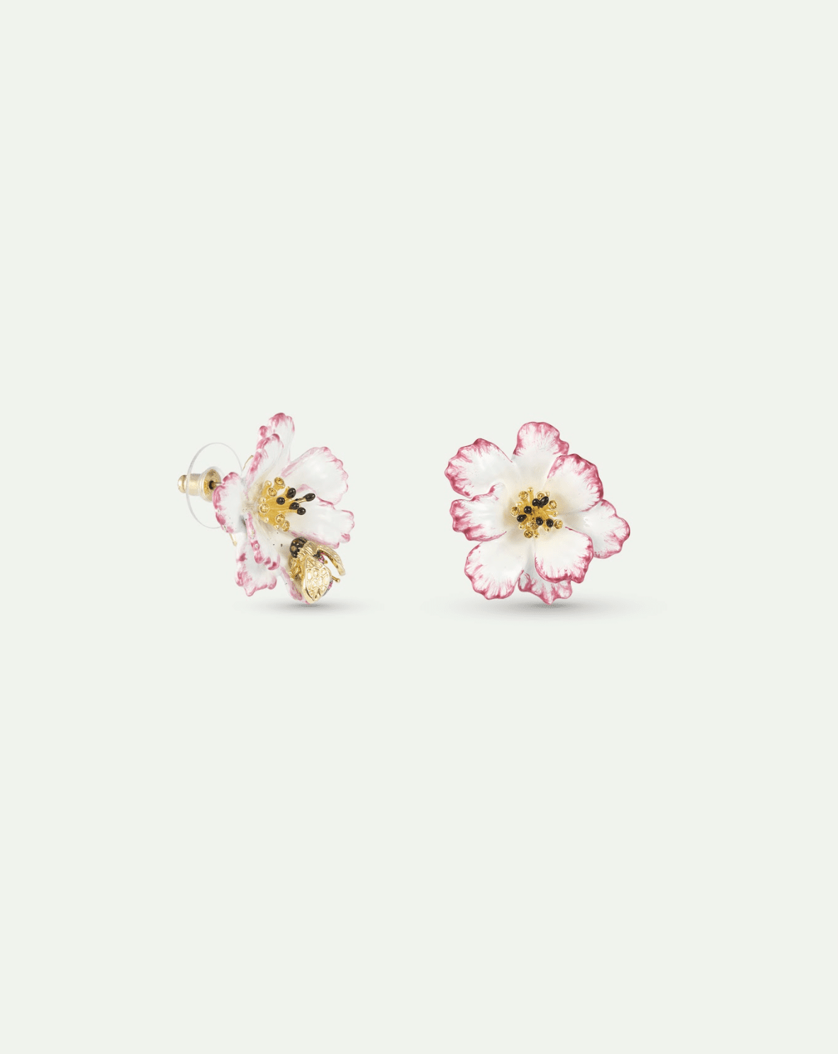 Asymmetrical Earrings With White And Pink Cosmos Flower And Gold Bee | AXAM1011 - Les Nereides