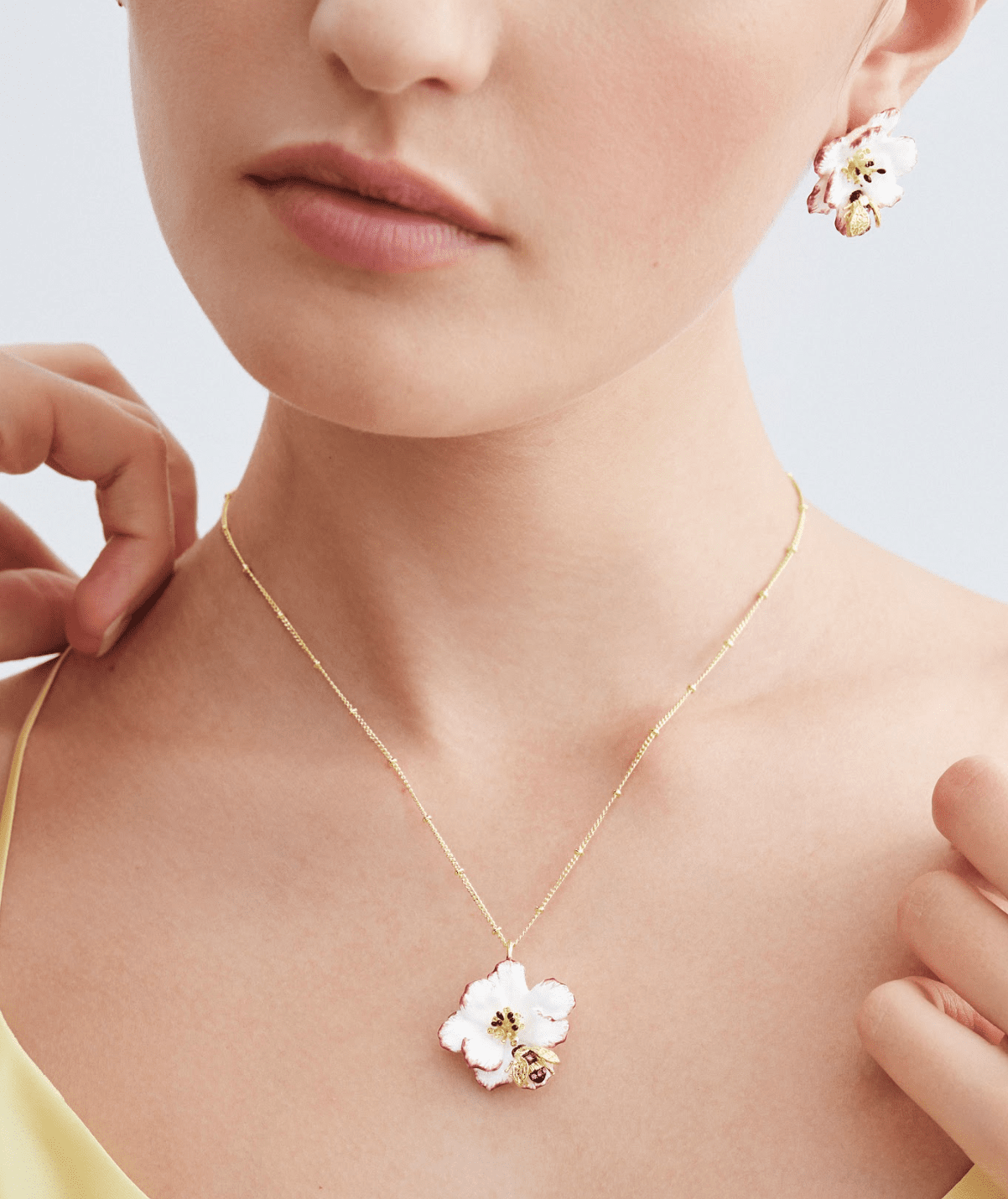 Asymmetrical Earrings With White And Pink Cosmos Flower And Gold Bee | AXAM1011 - Les Nereides