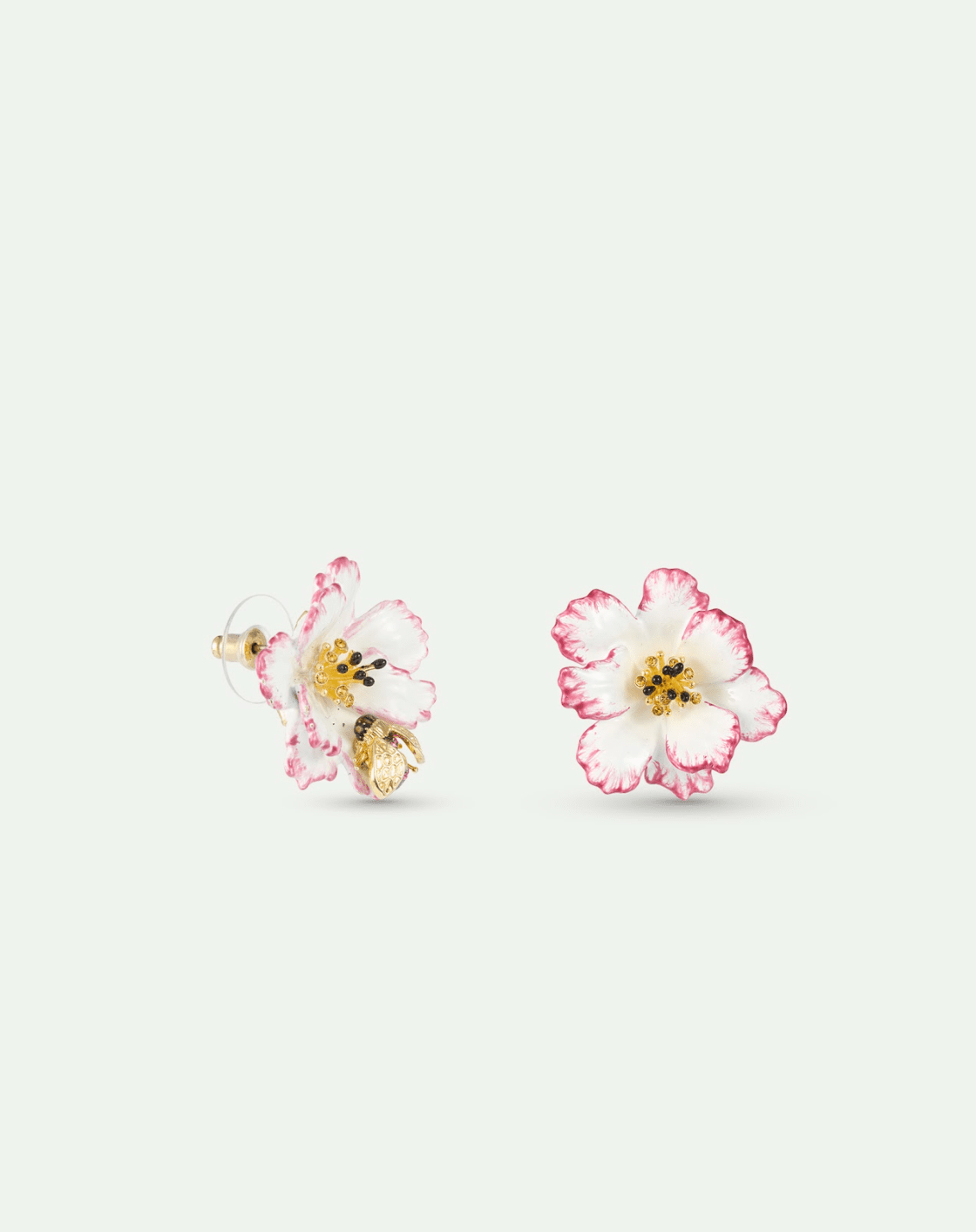 Asymmetrical Earrings With White And Pink Cosmos Flower And Gold Bee | AXAM1011 - Les Nereides
