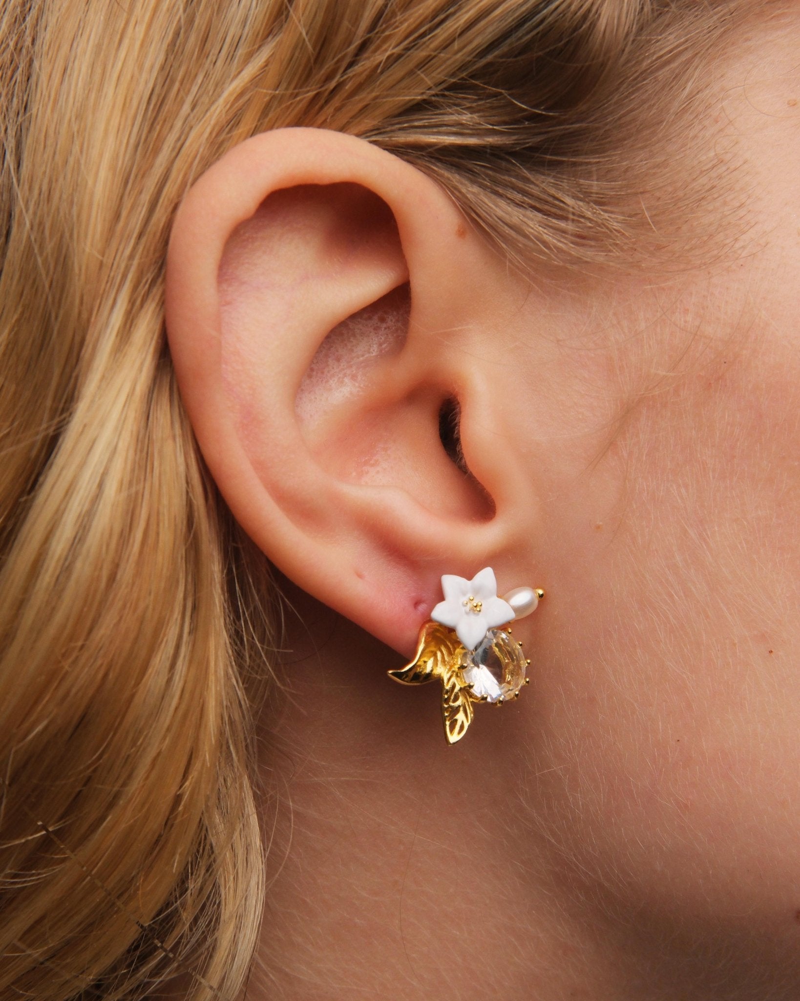 Aume111T/1 White Jasmine, Faceted Crystal And Crystal Pearl Bead Post Earrings | AUME1111 - Les Nereides