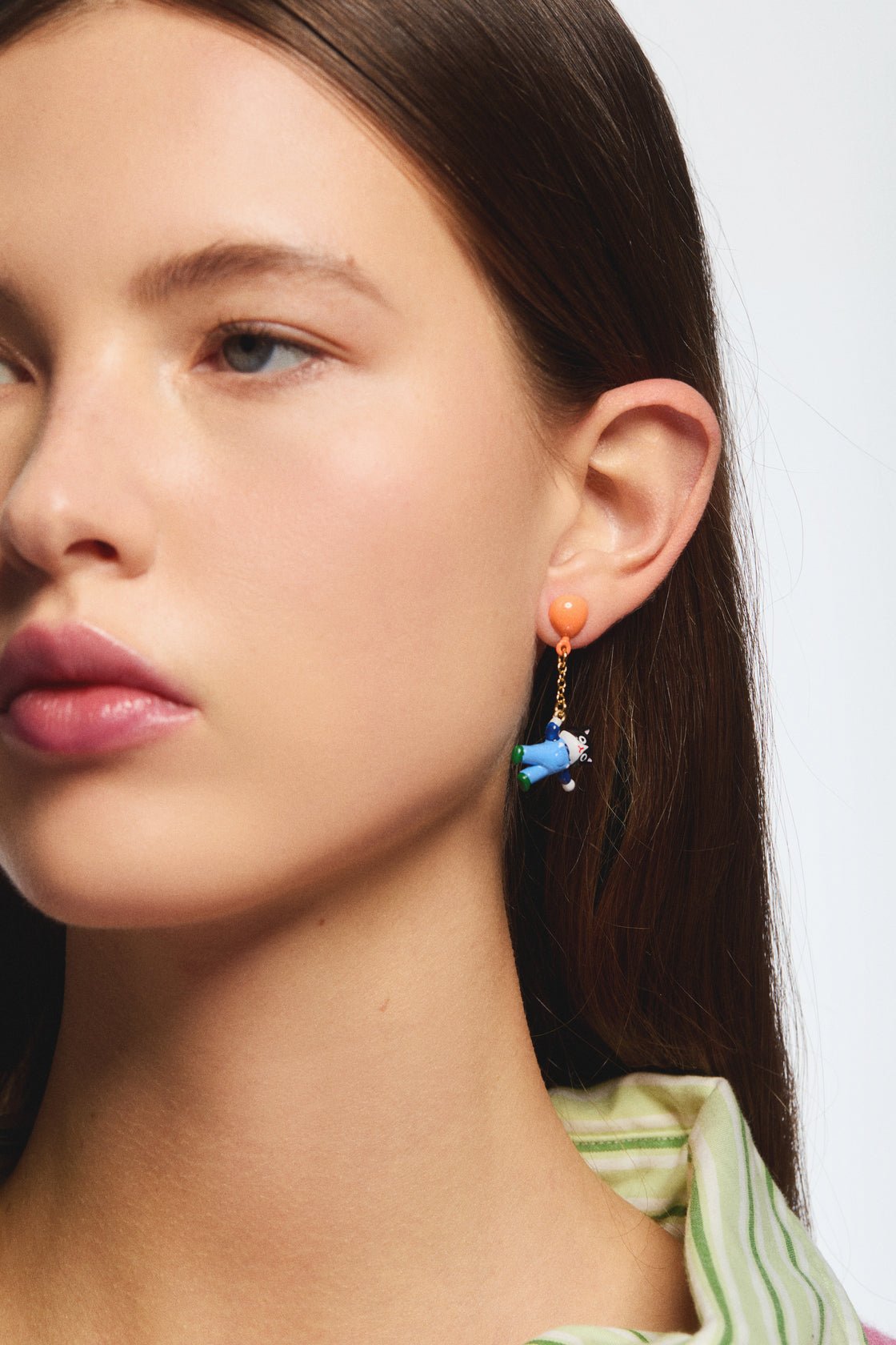 Black cat and balloon dangle earrings | AVHP1101 - Les Nereides