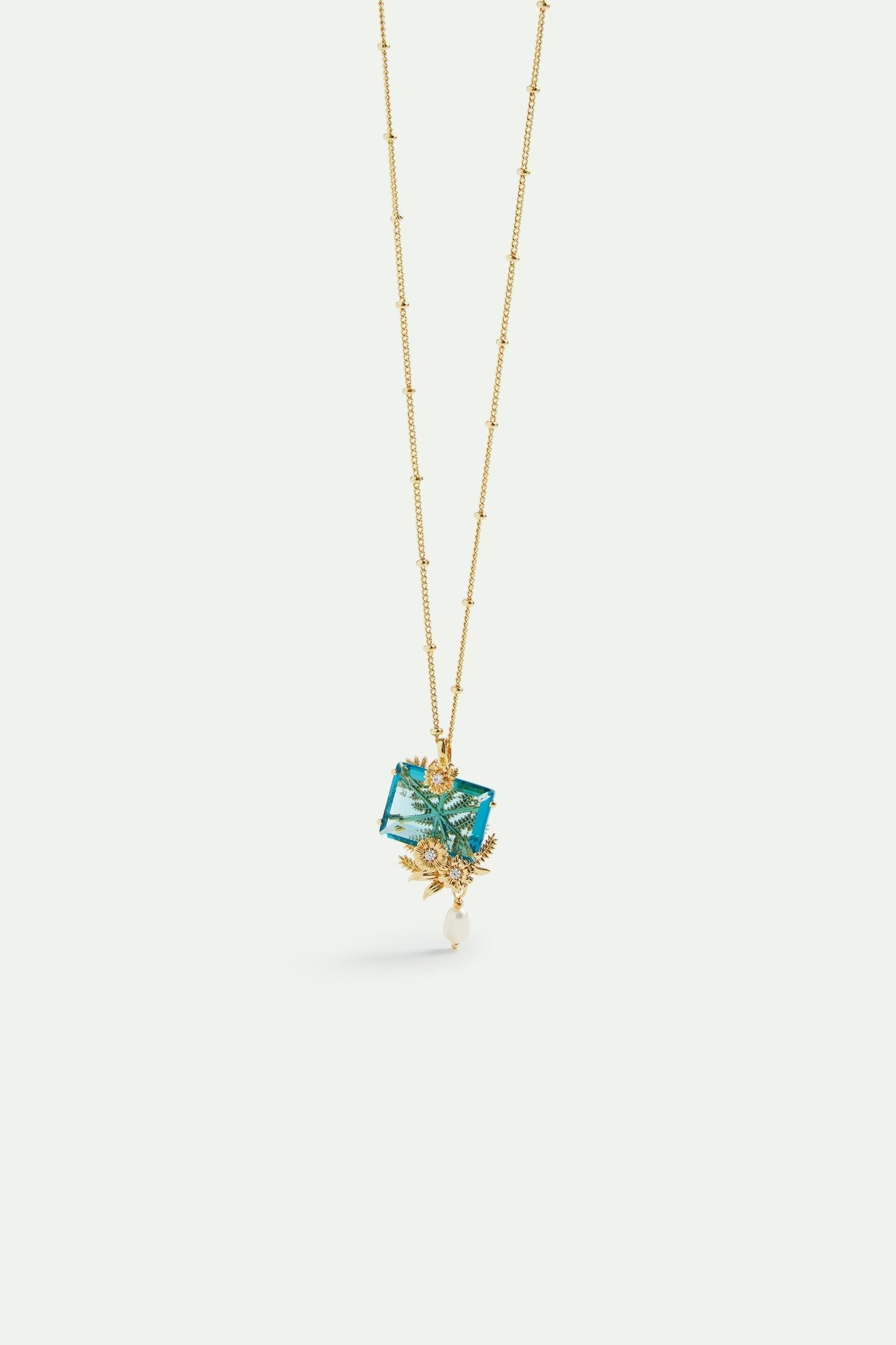 Blue cut stone, golden flowers and cultured pearl pendant necklace | AVNF3081 - Les Nereides